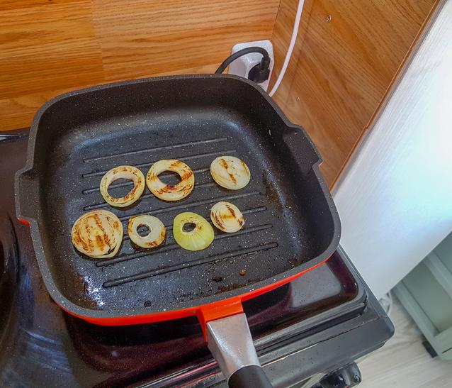 易潔鑊壽命丨德國聯邦風險評估所指出,即使有小塊易潔塗層剝落而被誤吞,由於人體不會吸收塗層,因此不會對健康構成威脅。 (Getty Images/iStockphoto)