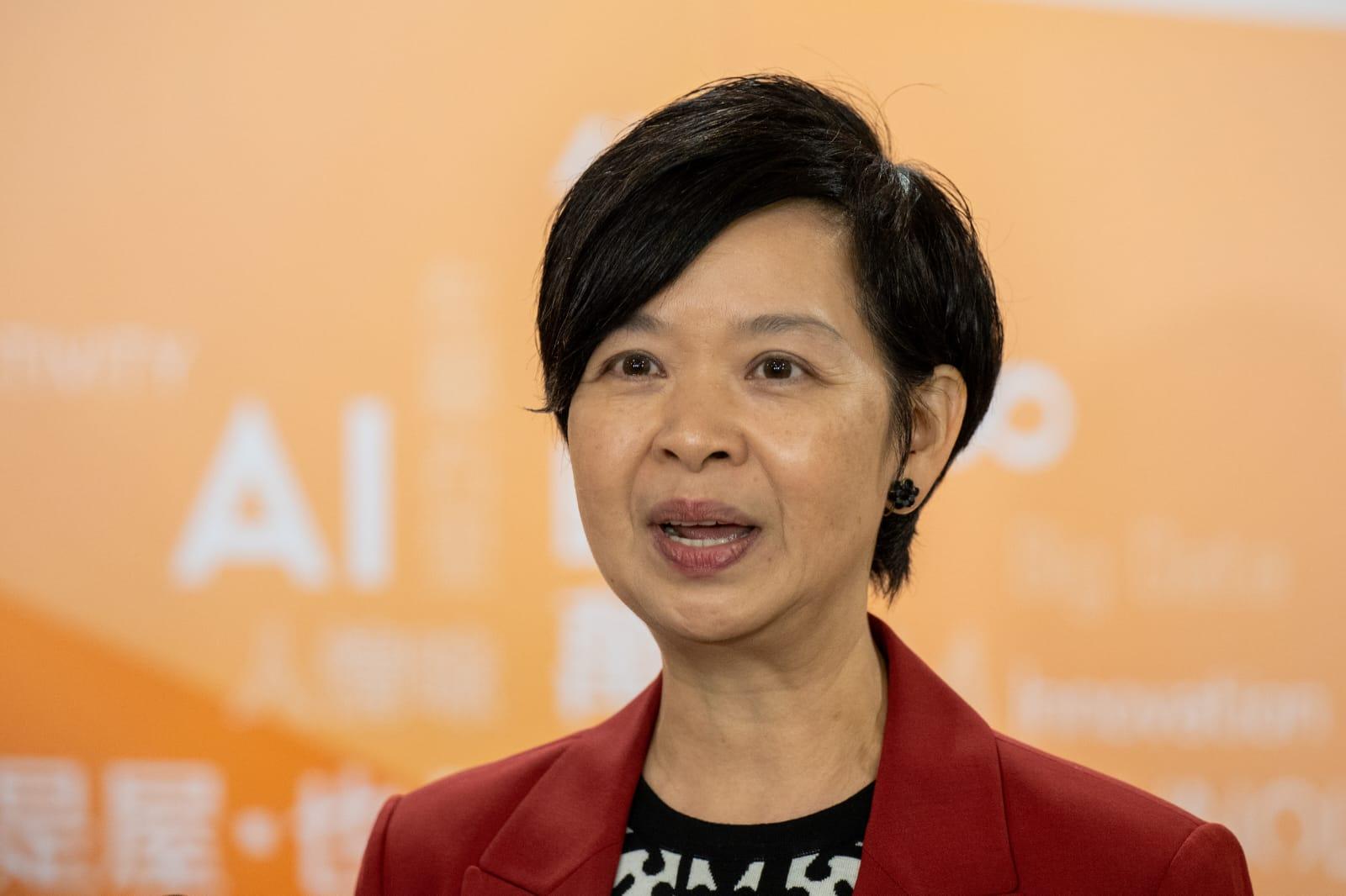 房屋局長何永賢表示,房委會策劃小組委員會通過展開彩虹邨重建的研究(陳奕釗攝)