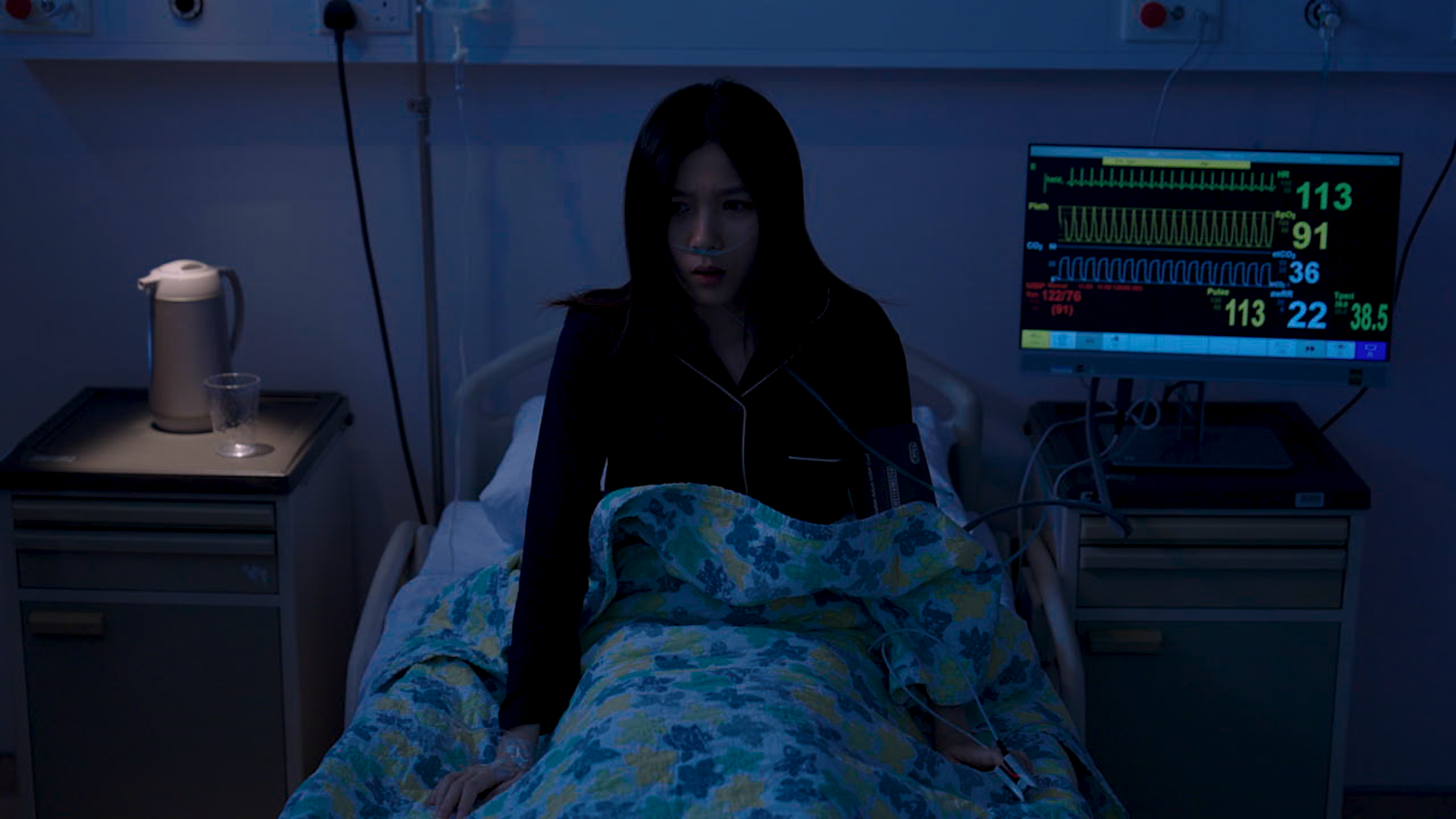 在MV中,杜以辰素顏上陣飾演病人。