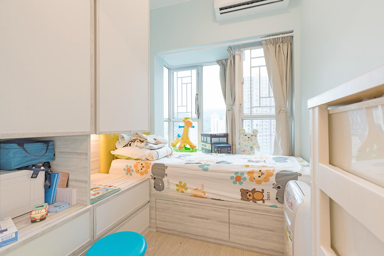 兒童睡房的床頭則以鮮黃色撞色,感覺清新活潑