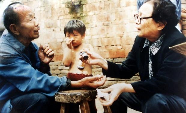 高耀潔深入農家調查,發現主要起因是當時農村地區大規模買賣血漿的過程「血漿經濟」當中,因操作不守規範,導致抽血設備受愛滋病毒污染,並出現無數的「愛滋村」。(網上圖片)