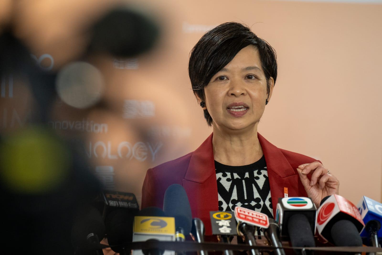 房屋局長何永賢表示,房委會策劃小組委員會通過展開彩虹邨重建的研究(陳奕釗攝)