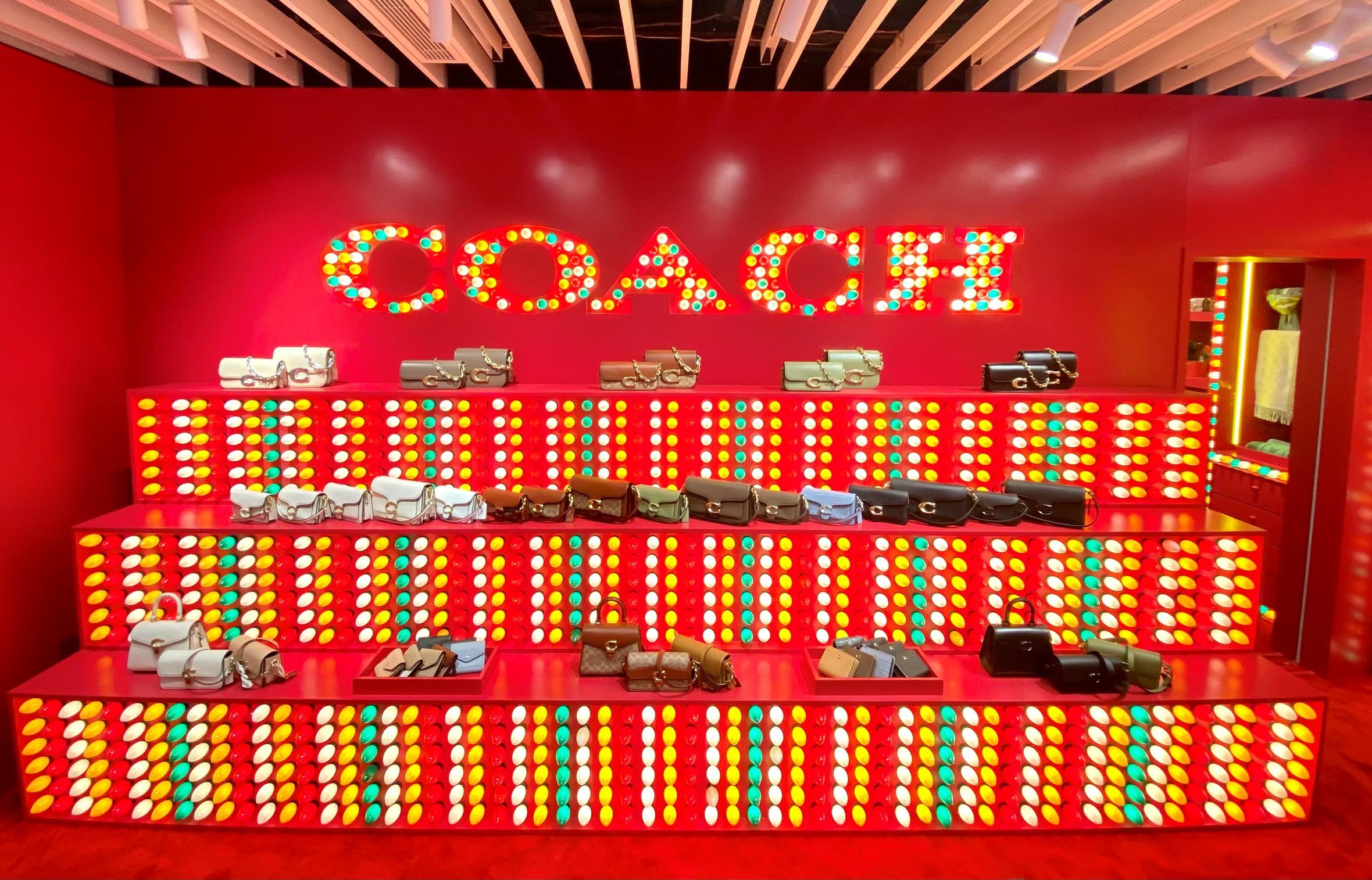 店內有多款經典手袋及精品配飾。