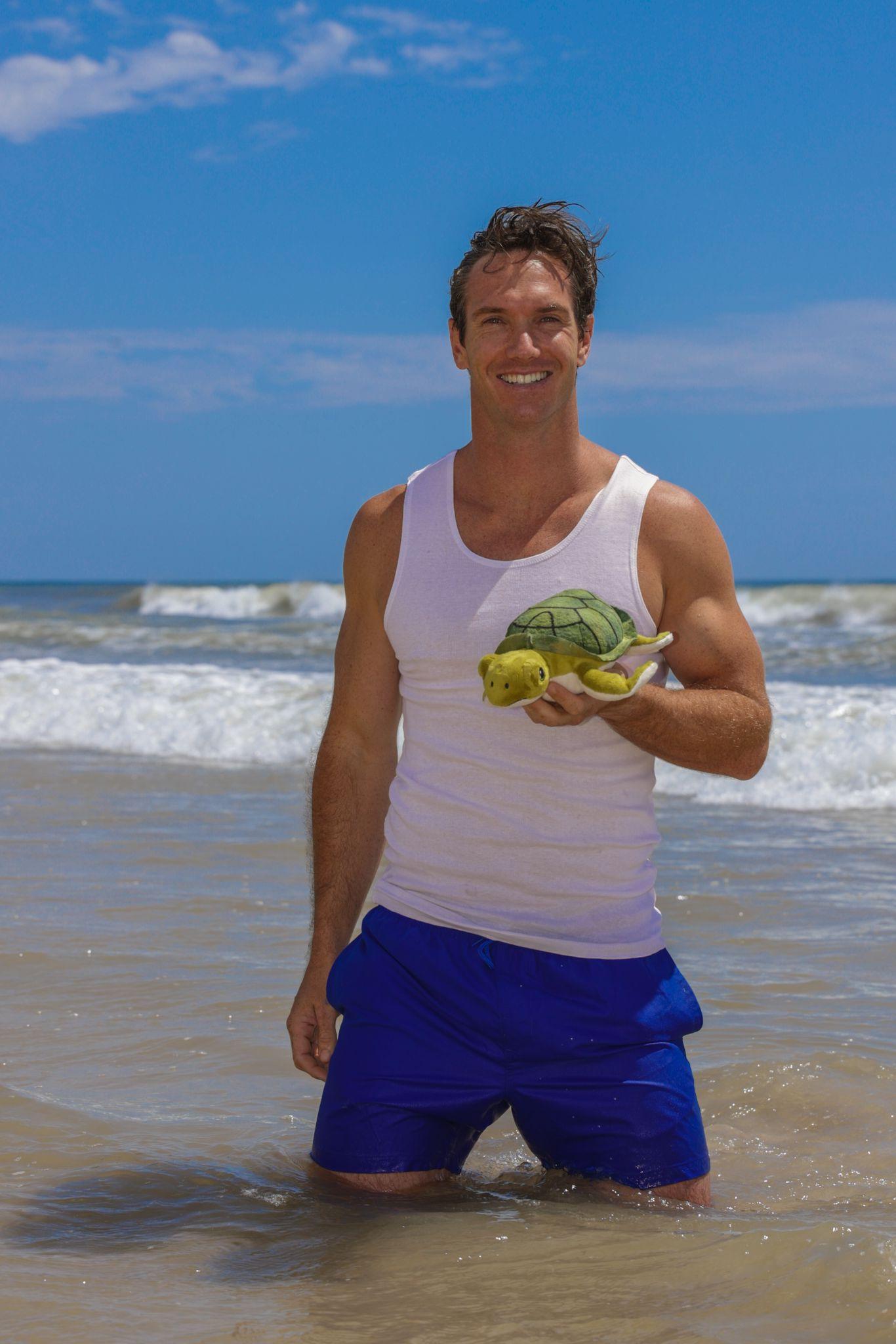 Ricky Smith愛心爆棚,近日從香港帶兩個瀕危動物公仔返澳門響應保育。