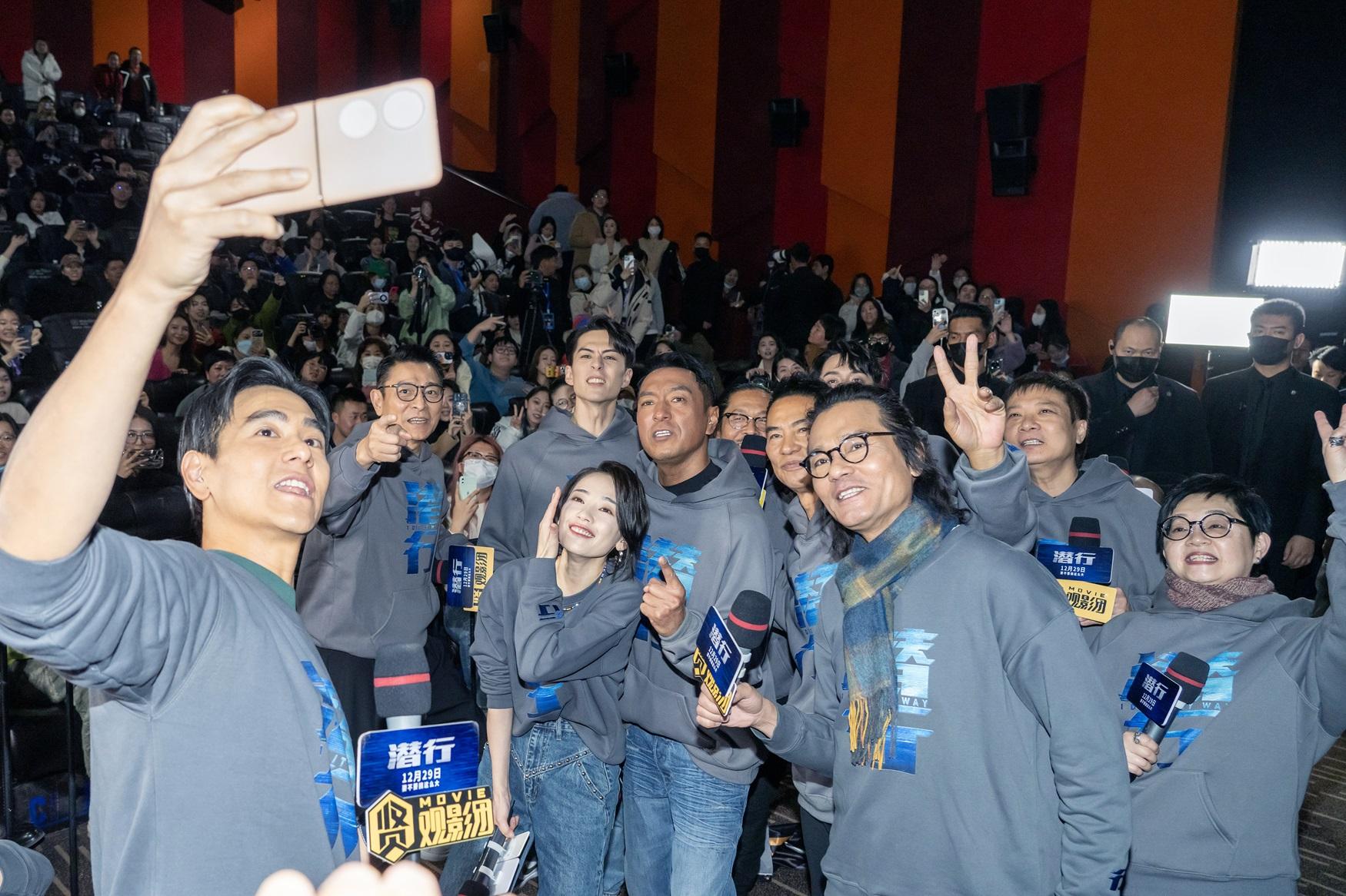 彭于晏興奮與觀眾自拍。