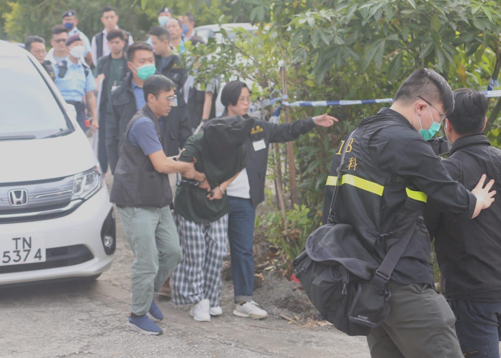 大埔寨乪村謀殺|警方下午帶同死者妻子返回現場重組案件。