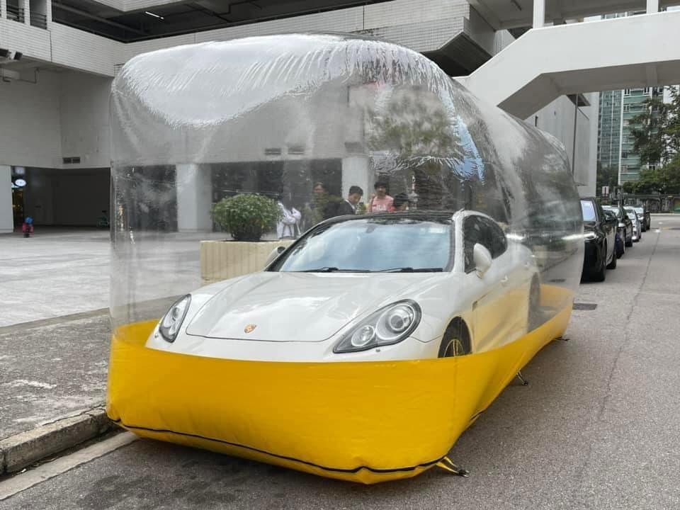 最矚目的是車主一度把車停在以鎖車速度快見稱的沙田第一城,由於連輪胎也包裹在内,令負責鎖車保安無計可施。