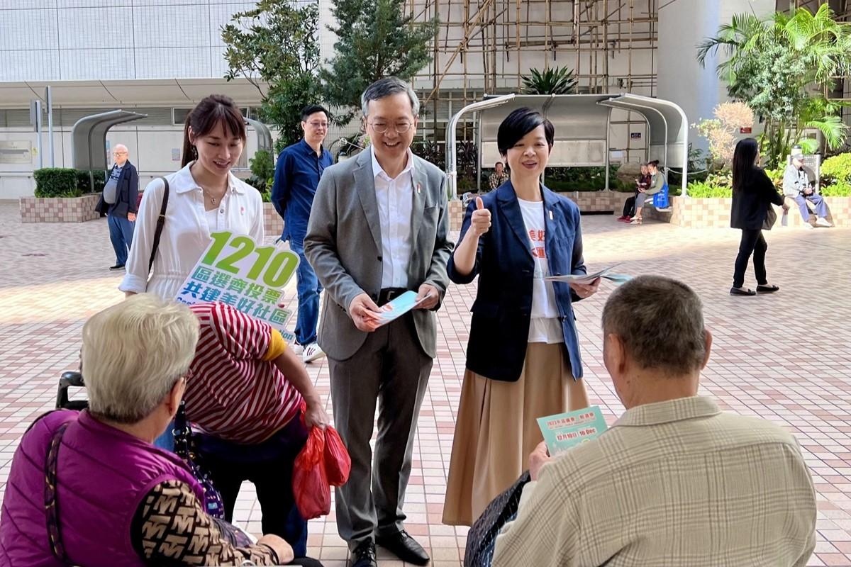 何永賢(右)和戴尚誠(中)到公共屋邨宣傳區議會選舉。(何永賢FB)