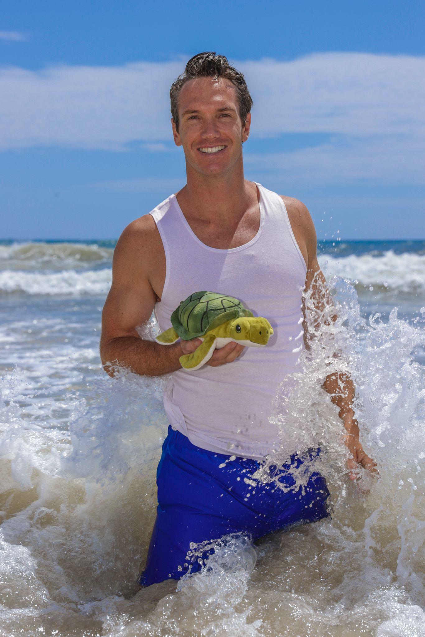 Ricky Smith愛心爆棚,近日從香港帶兩個瀕危動物公仔返澳門響應保育。