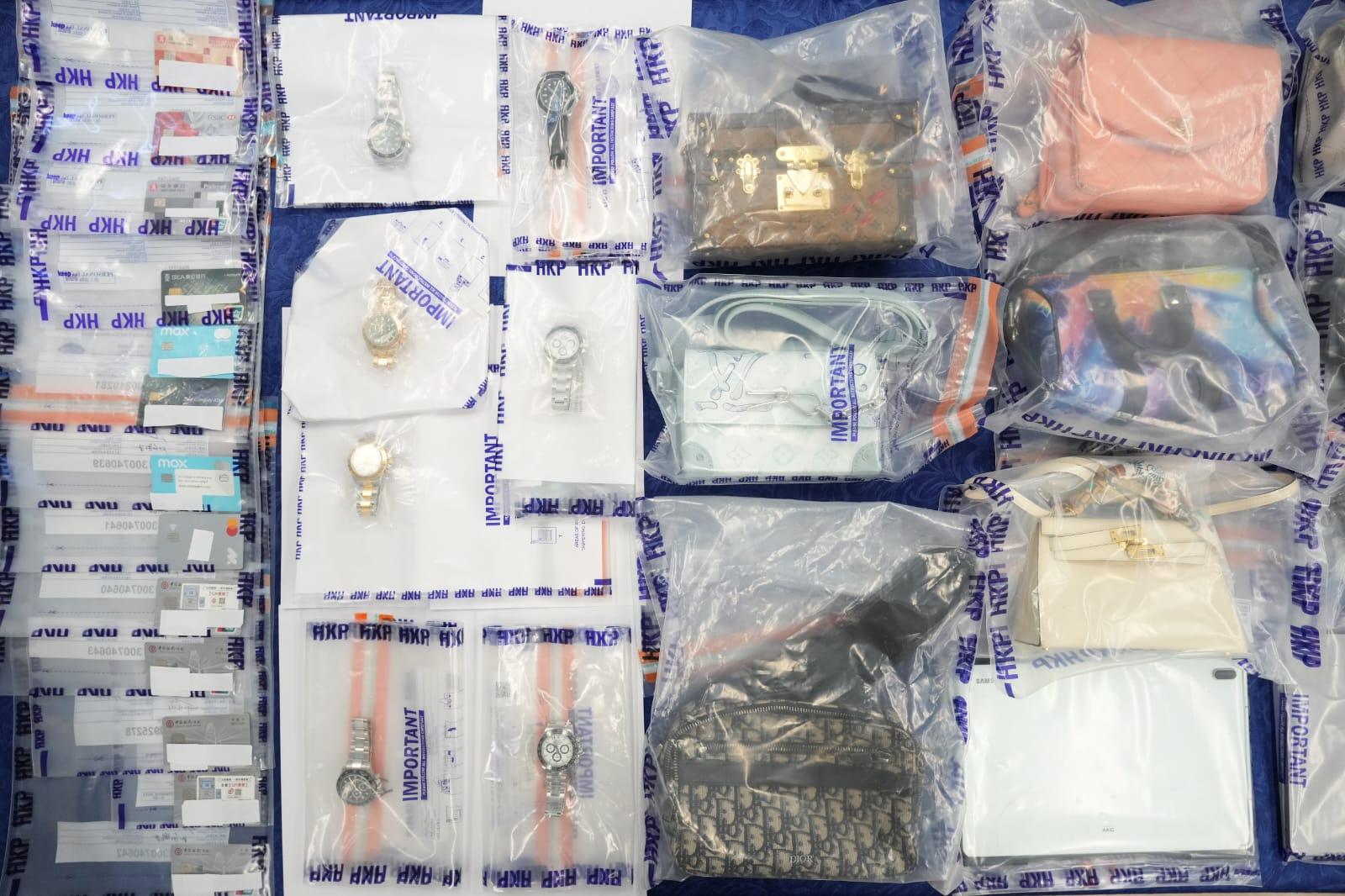 行動中,警方檢獲手袋及名錶等總值約370萬元犯罪得益。(李睿哲攝)