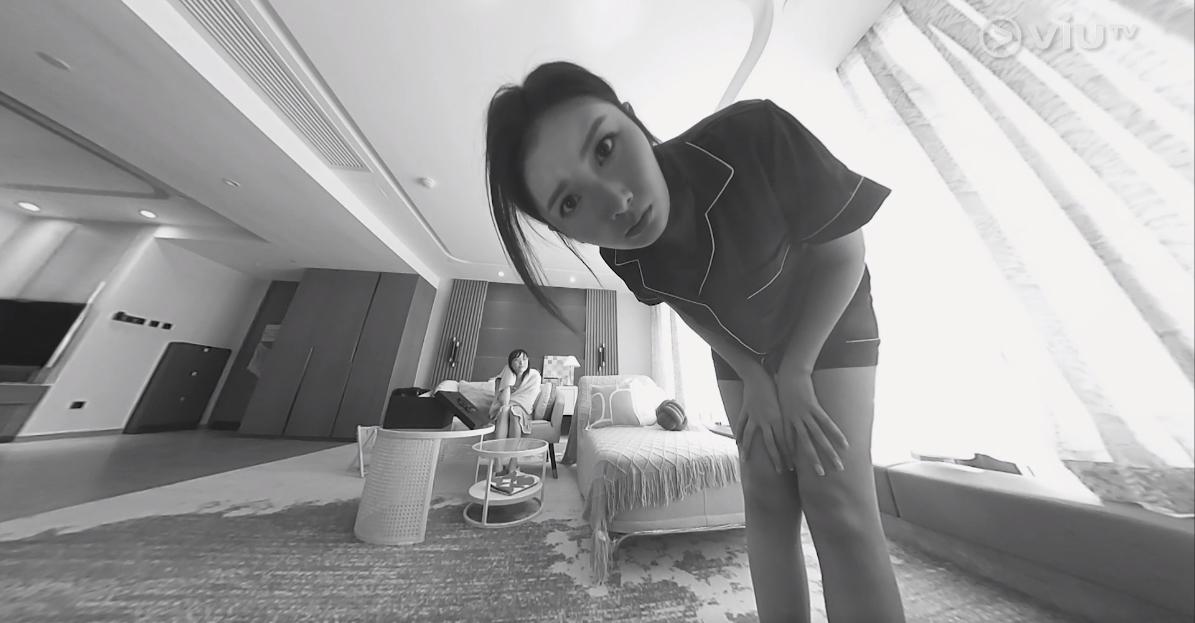 社內相親|糖兄潘雲峰送上有內置攝影鏡頭的嘅座檯燈,偷拍陳映書(沈殷怡飾)。(社內相親截圖)