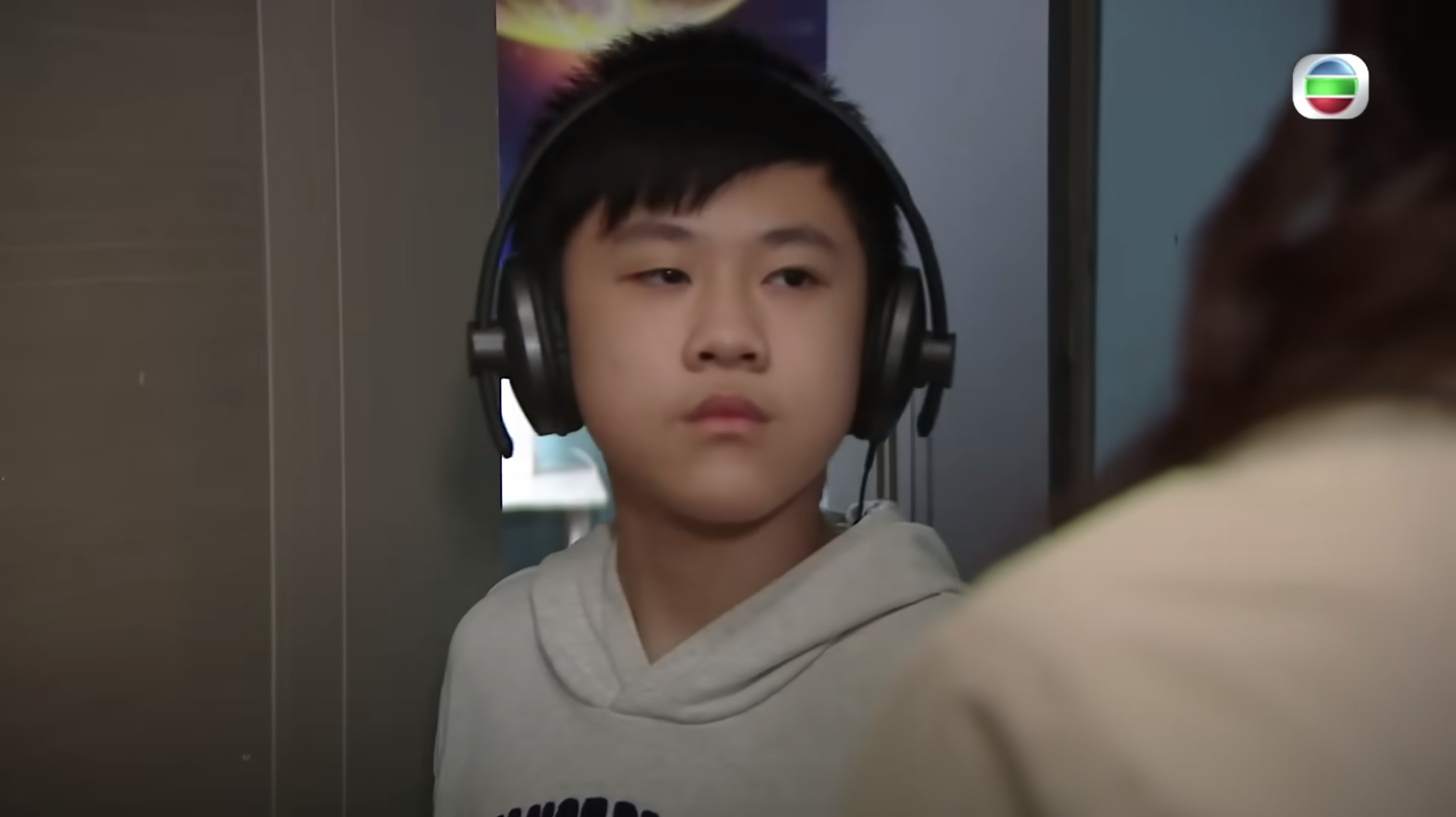 愛回家|Philip仔梁禹勤在劇中與送水輝、大小姐一家三口(TVB愛回家截圖)