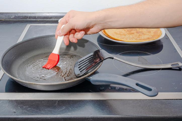 易潔鑊壽命丨應使用木、塑膠或矽膠製造的鑊鏟或筷子烹調食物。 (Getty Images/iStockphoto)