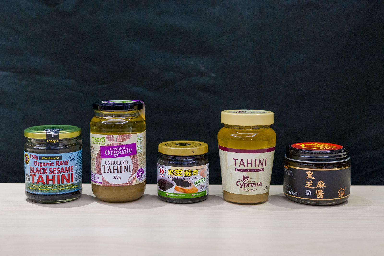 消委會測試35款市面上較常見的芝麻產品,包括20款芝麻油、10款芝麻粉和5款芝麻醬。(陳奕釗攝)