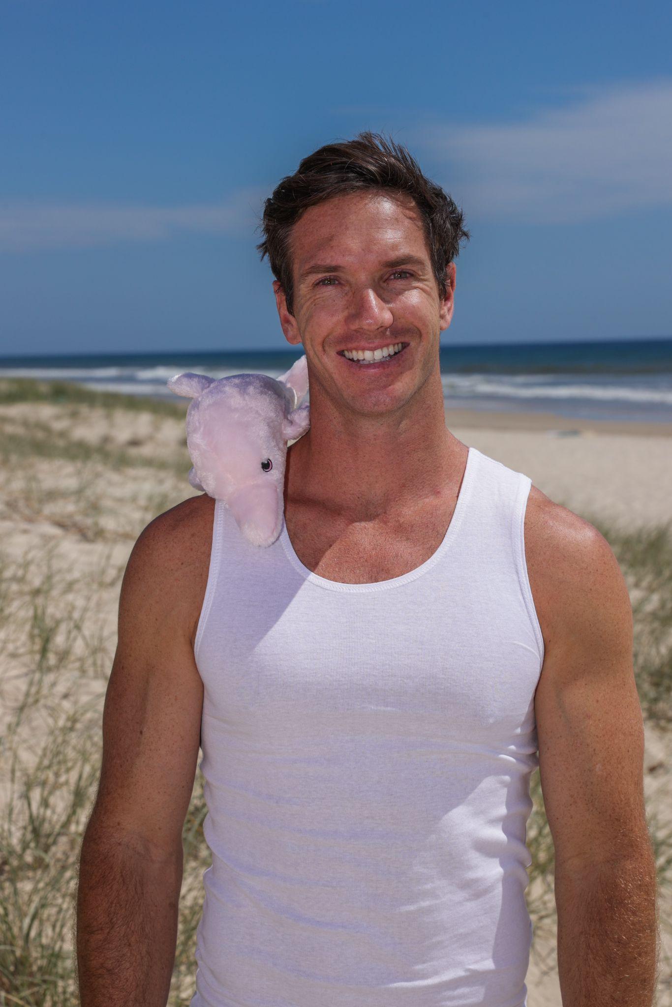 Ricky Smith愛心爆棚,近日從香港帶兩個瀕危動物公仔返澳門響應保育。