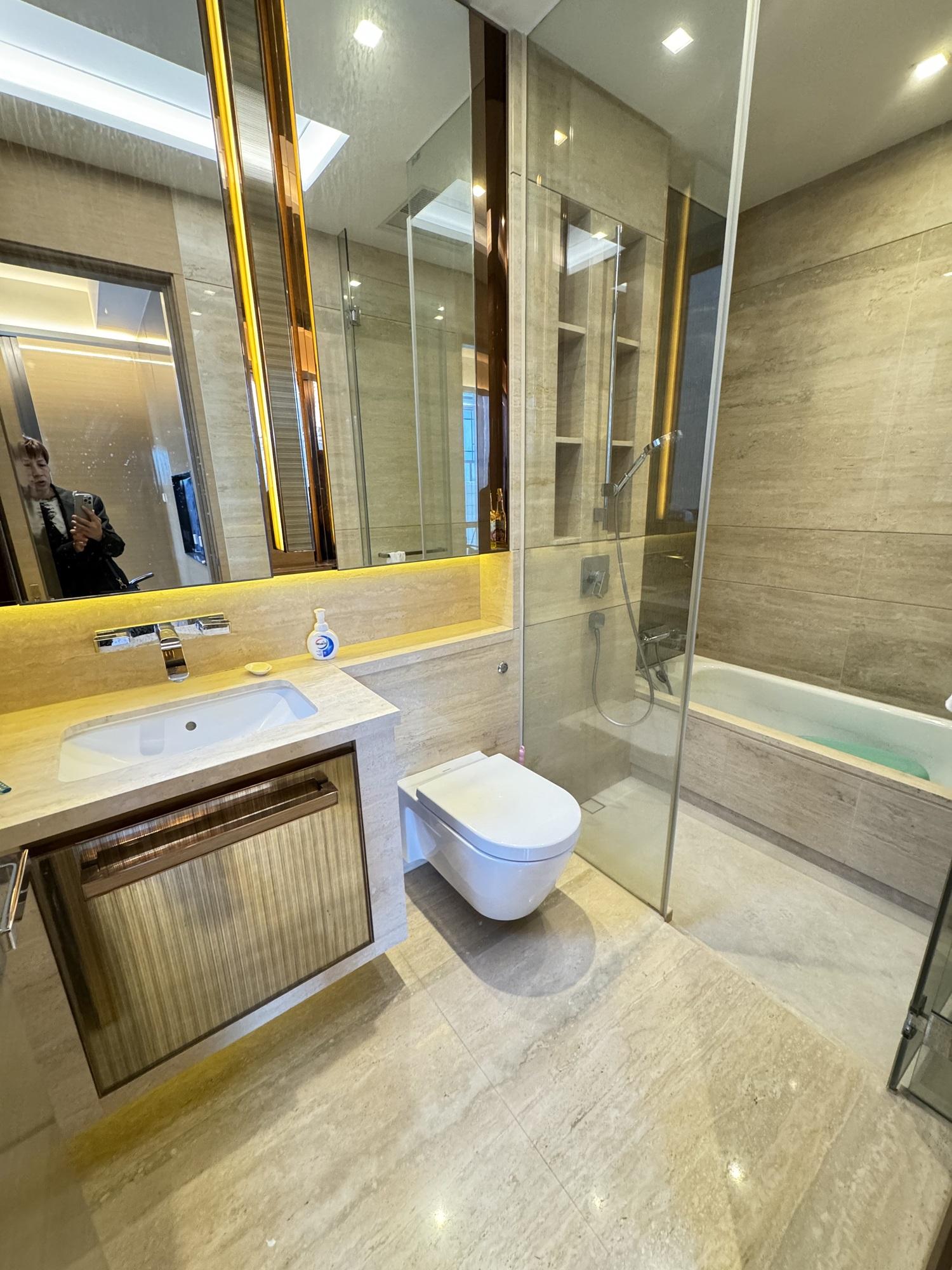 浴室面積闊落,裝修華麗。