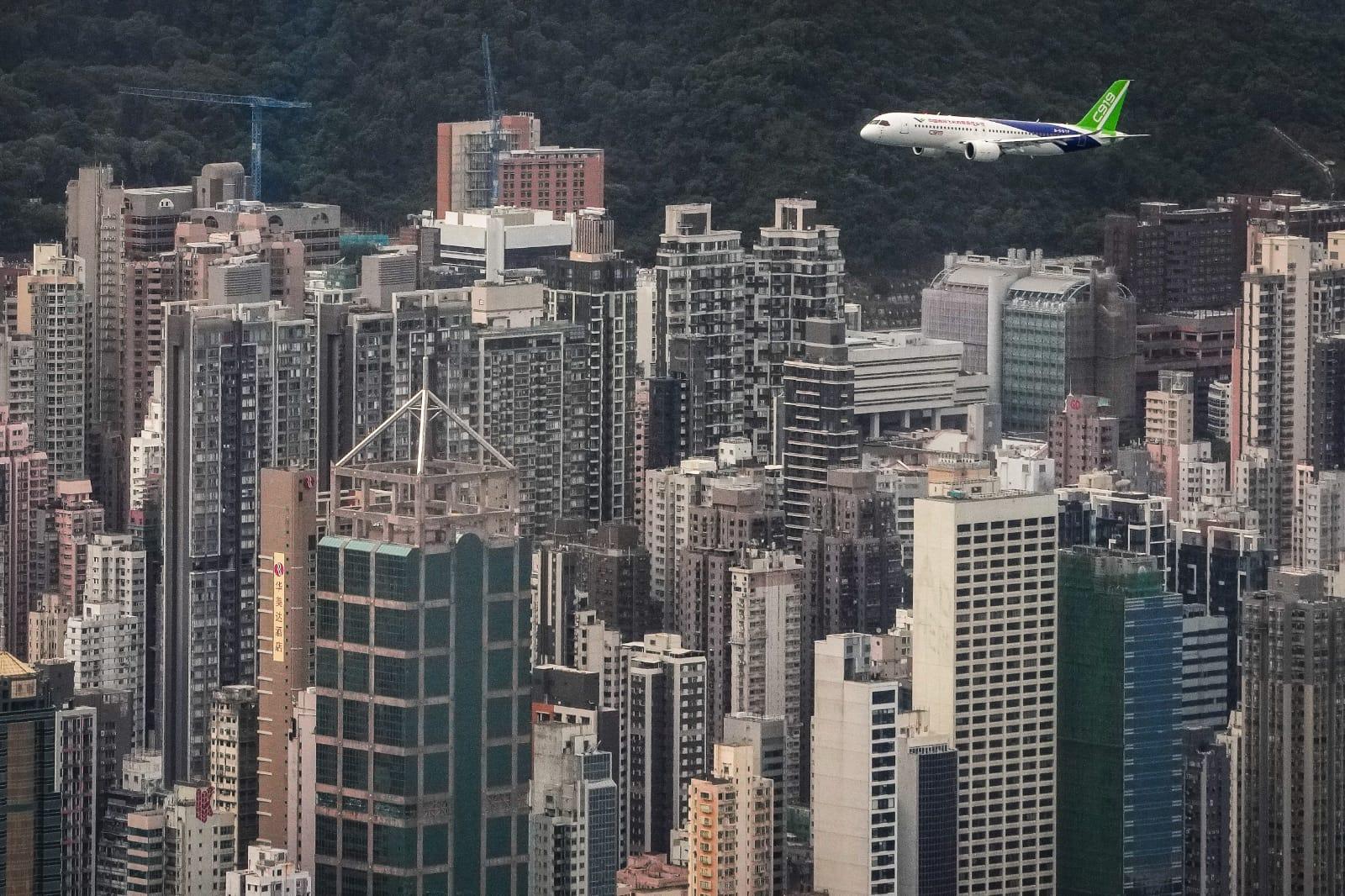 C919國產客機進入維港期間一度低飛,如隔入「維港」的景色。(李睿哲攝)