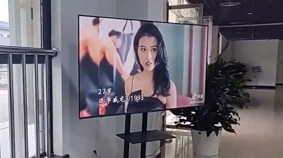 靈堂旁邊屏幕播放了周海媚生前的經典角色片段。