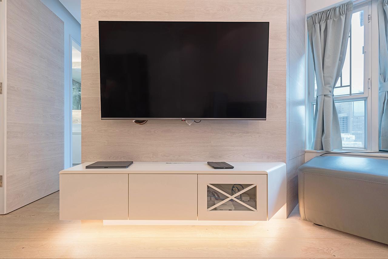 電視櫃旁特意安裝了暗門