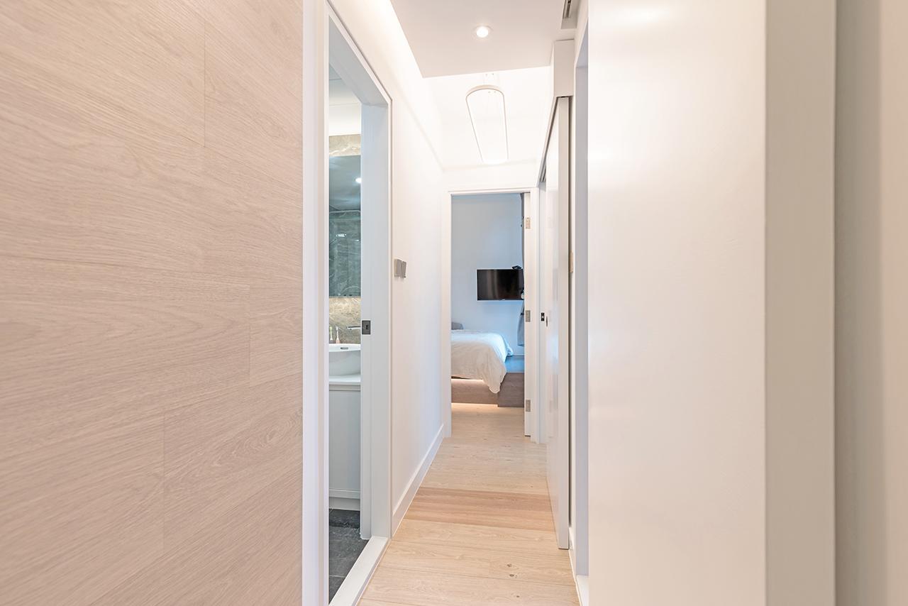 電視櫃旁特意安裝了暗門