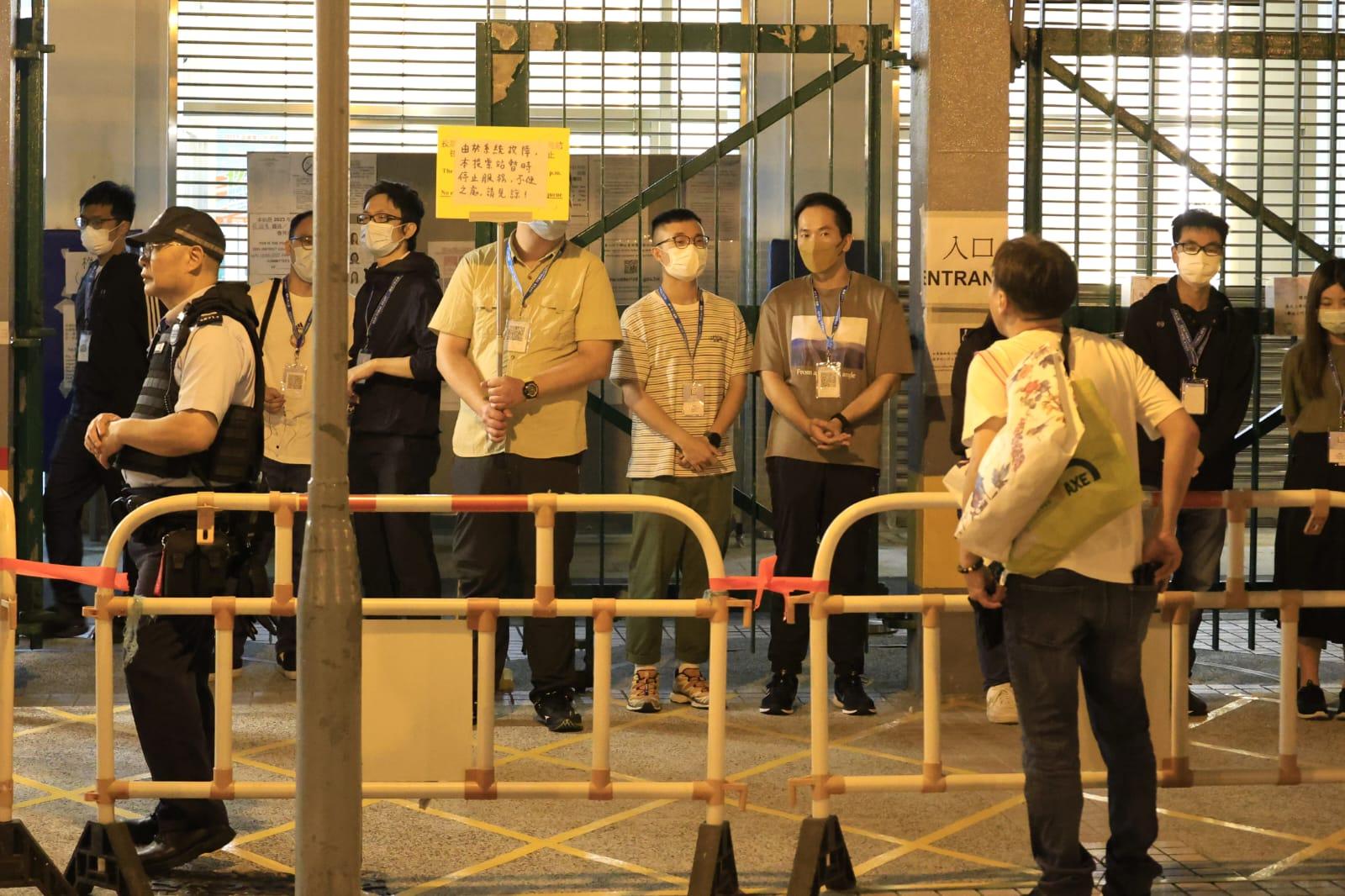 區議會選舉2023|昨晚多區票站電子系統出現故障,部分選民未能即時投票。(鍾式明攝)