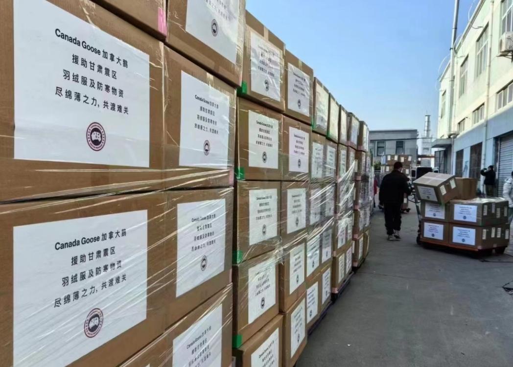 加拿大鵝捐贈的這批賑災物資總價值達1,500萬餘元,包括1,000件保暖衝鋒衣、500個睡袋、2,001件加拿大鵝羽絨服、74副手套、3000包暖貼和3,000個保溫水杯。