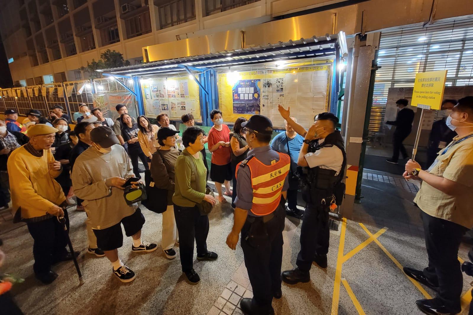 區議會選舉2023|昨晚多區票站電子系統出現故障,部分選民未能即時投票。(鍾式明攝)