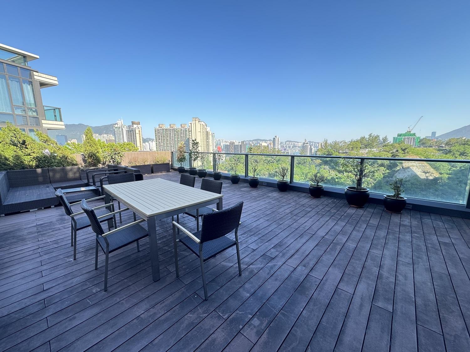 平台面積有767方呎,讓人猶如置身空中大花園般,俯瞰周邊一帶市景及山景。