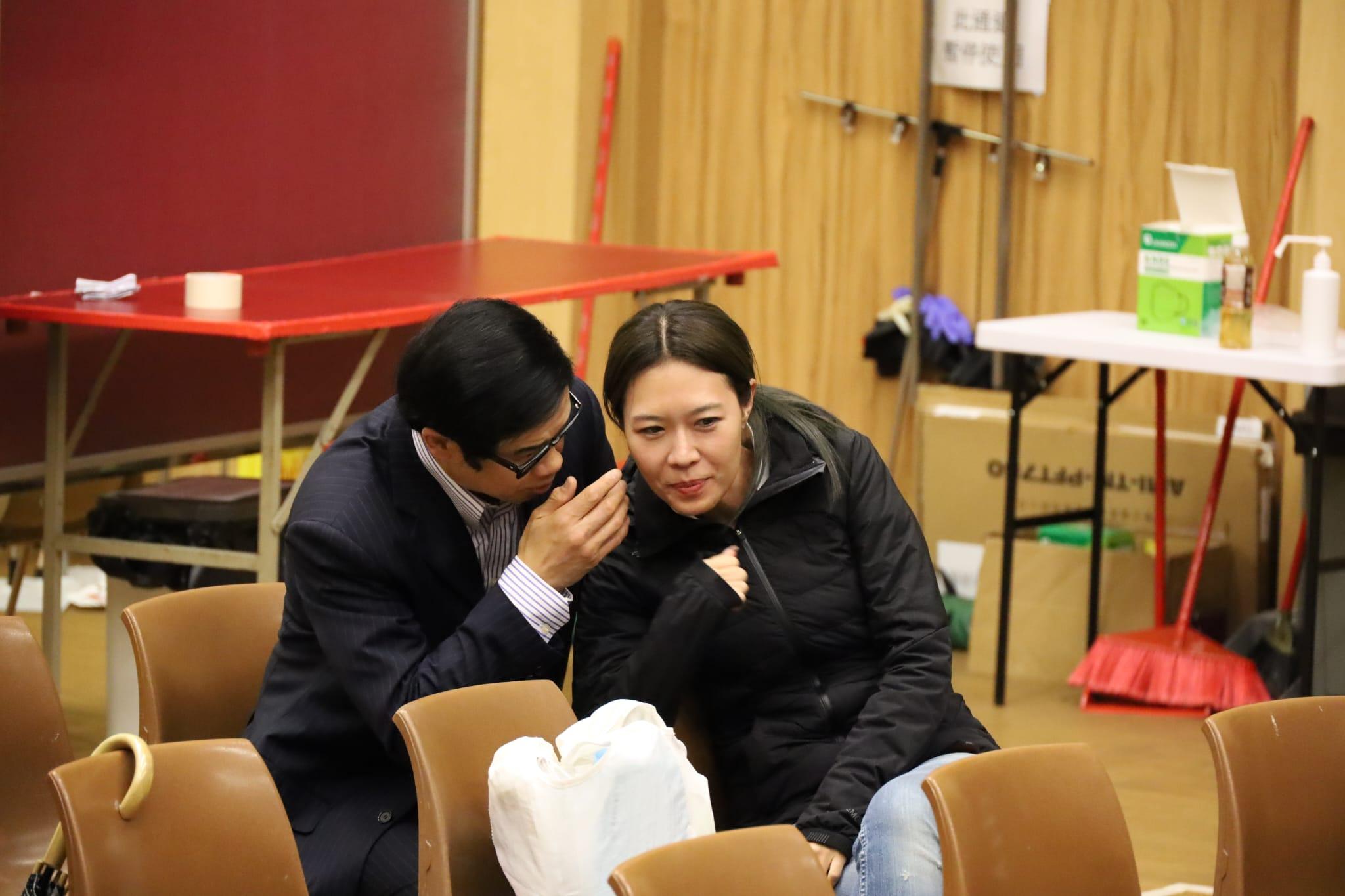 區議會選舉2023|藝人宋芝齡在票站與安德尊「咬耳仔」。(鍾式明攝)