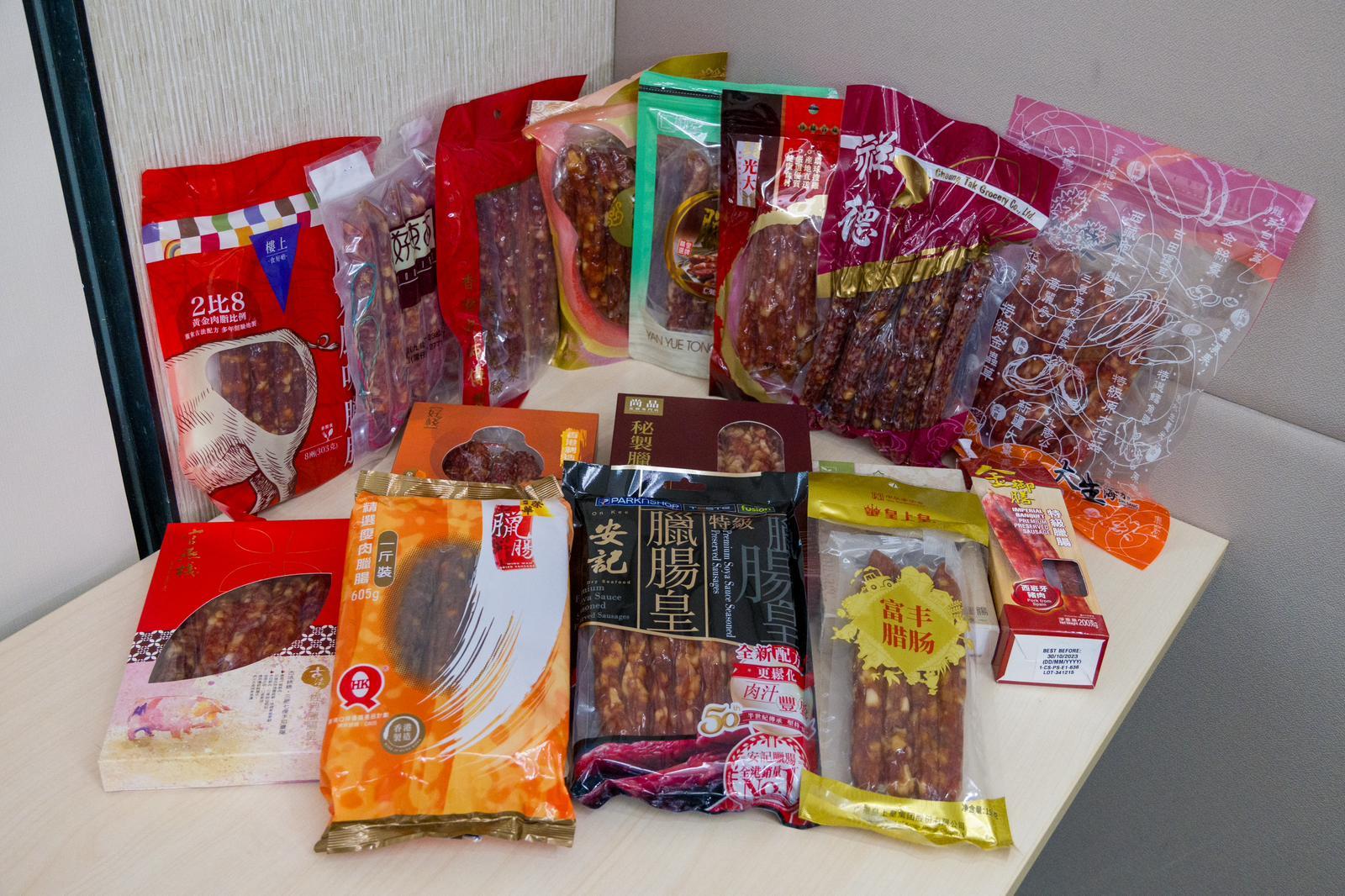 消委會今期測試30款預先包裝及非預先包裝臘腸樣本,發現全屬高鈉。(陳奕釗攝)