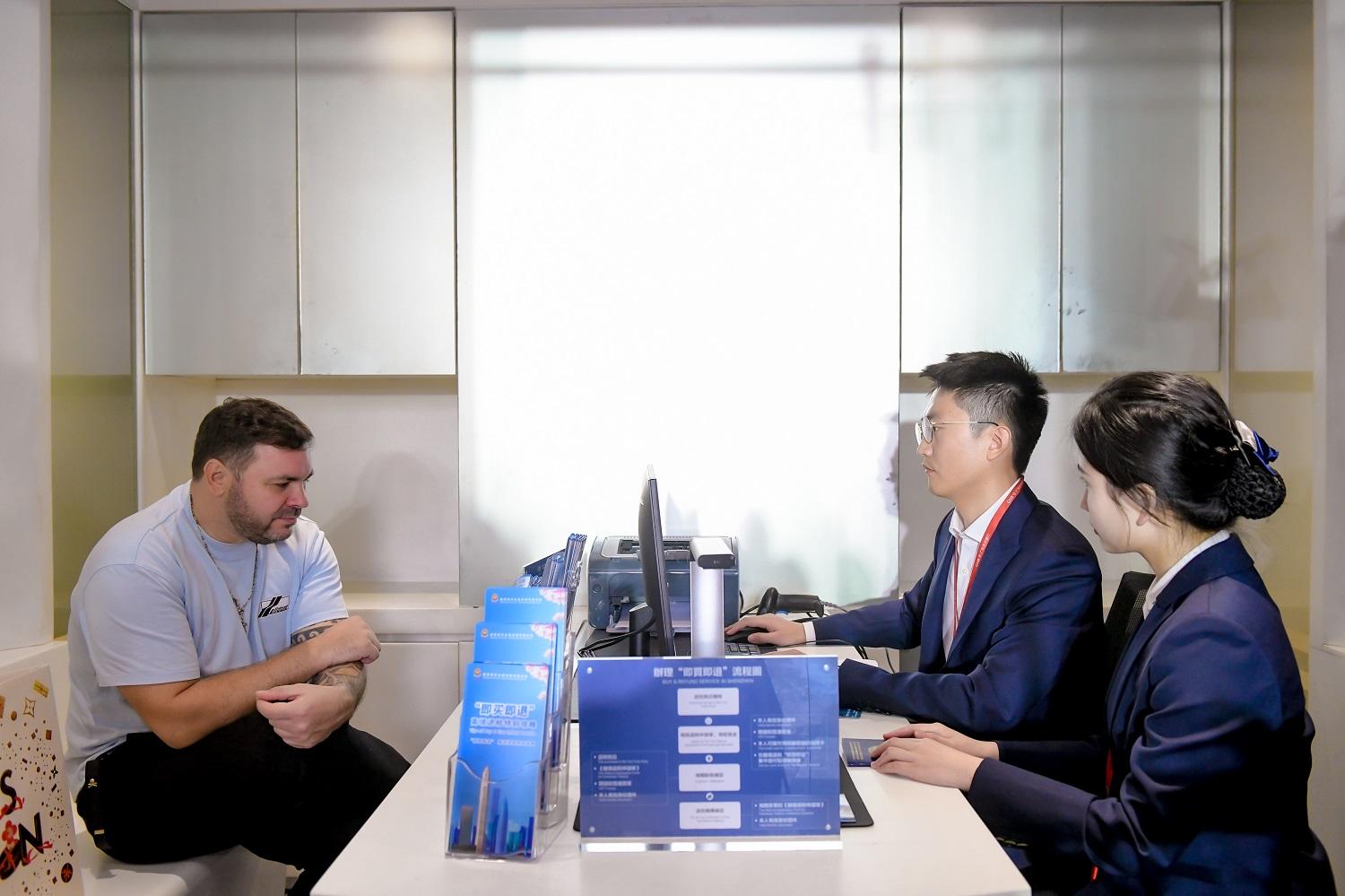 來自白俄羅斯的Igor在萬象城購買了價格16,200元的某品牌提包,並通過現場辦理拿到了1,458元的退稅款,成為「即買即退」措施的第一位受惠者。 (網上圖片)