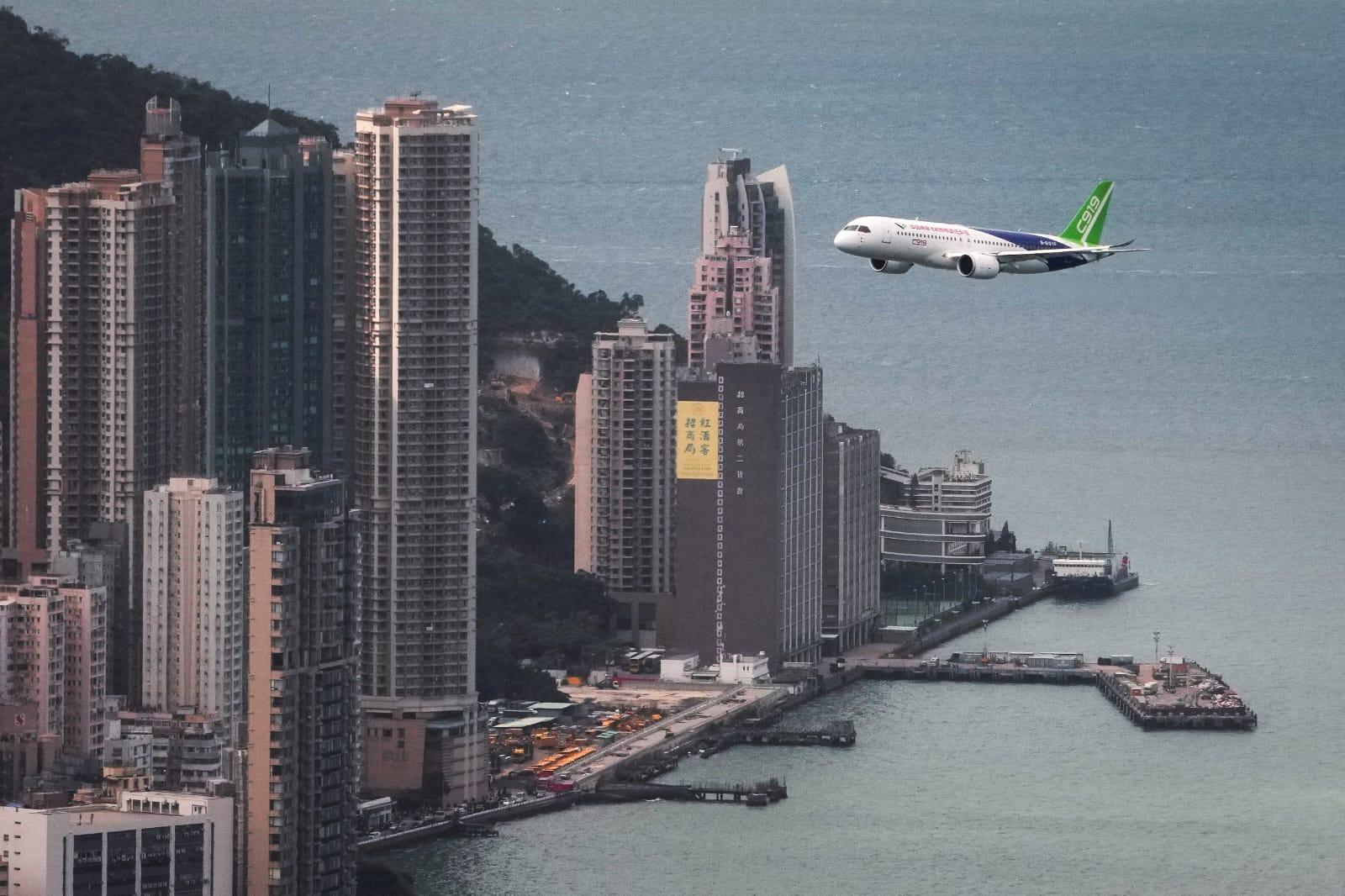 C919國產客機今早飛越維港上空作飛行演示。(李睿哲攝)