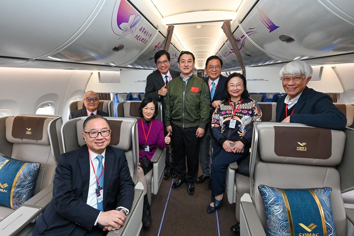 行政會議非官守成員參觀國產飛機C919。(政府新聞處)