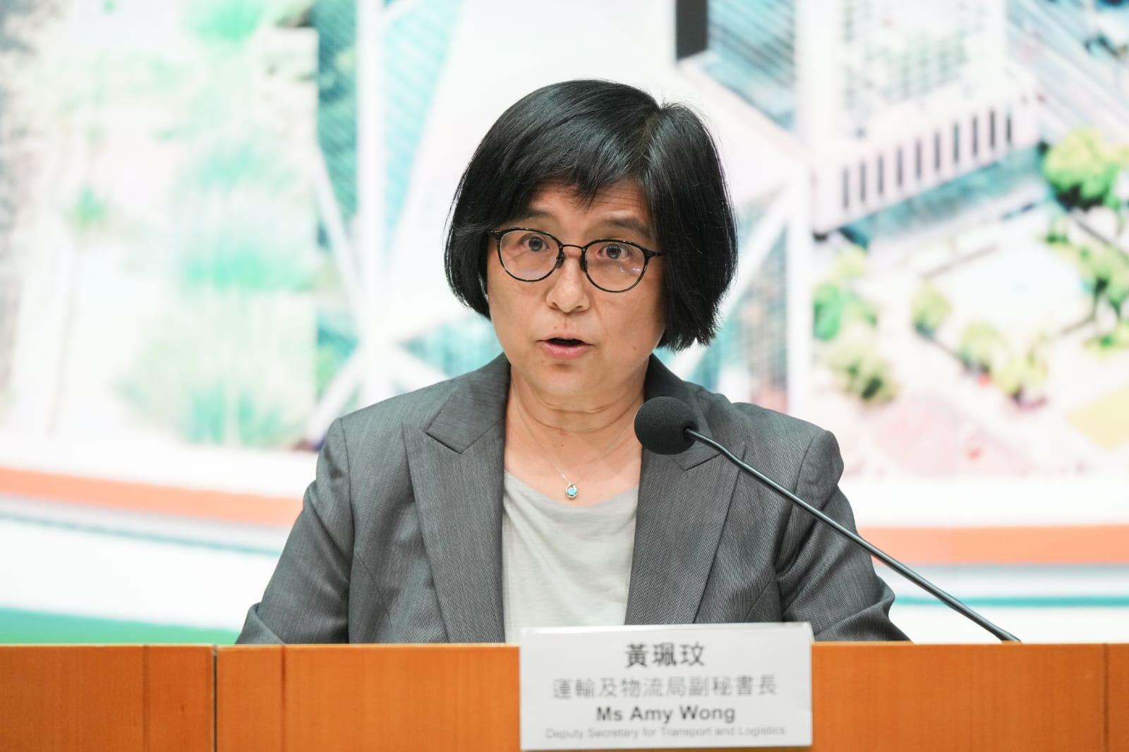 運輸及物流局副秘書長黃珮玟交代,政府優化「三鐵三路」方案,北都增建「兩鐵一路」。(李睿哲攝)