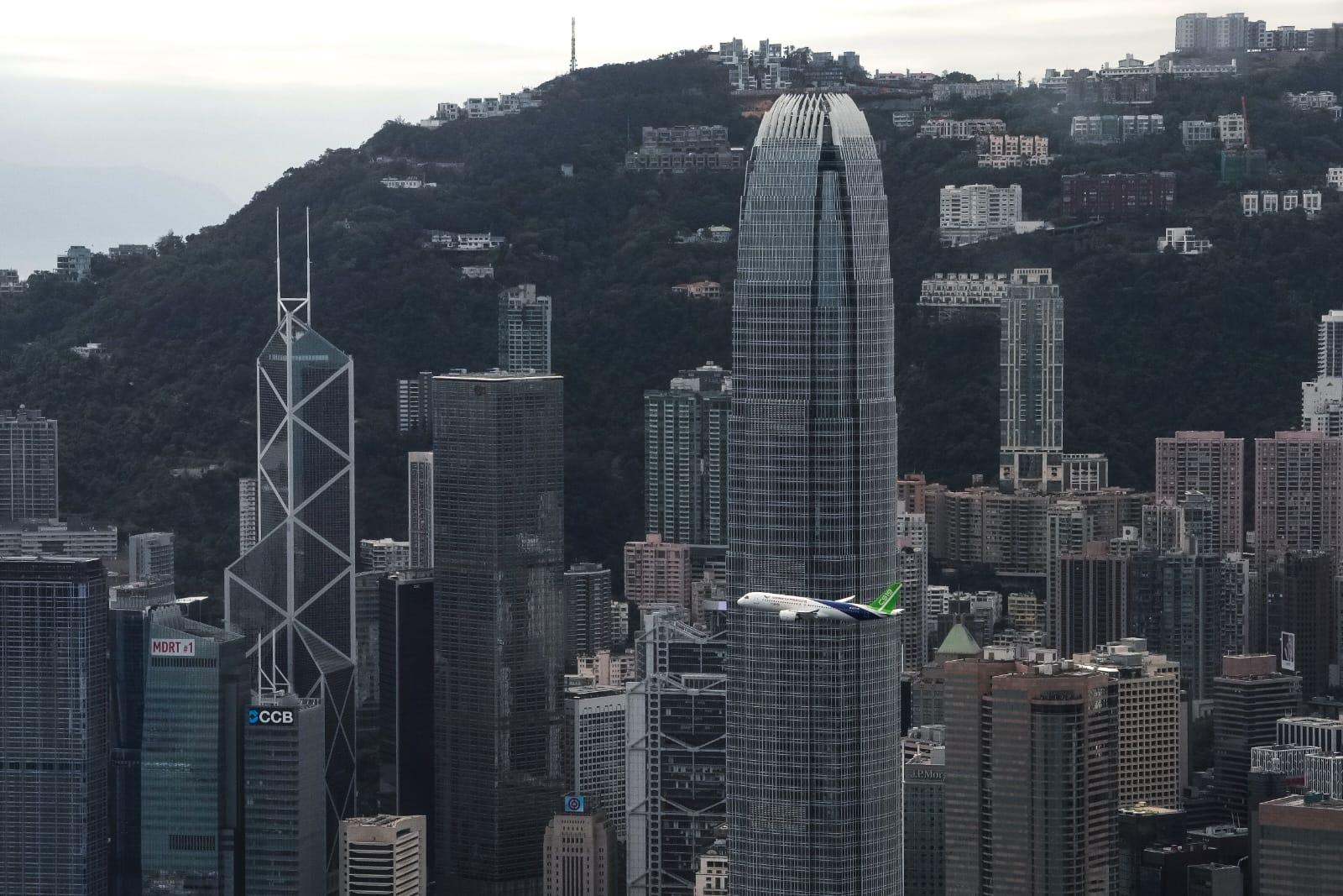 C919國產客機低飛進入維港。(李睿哲攝)