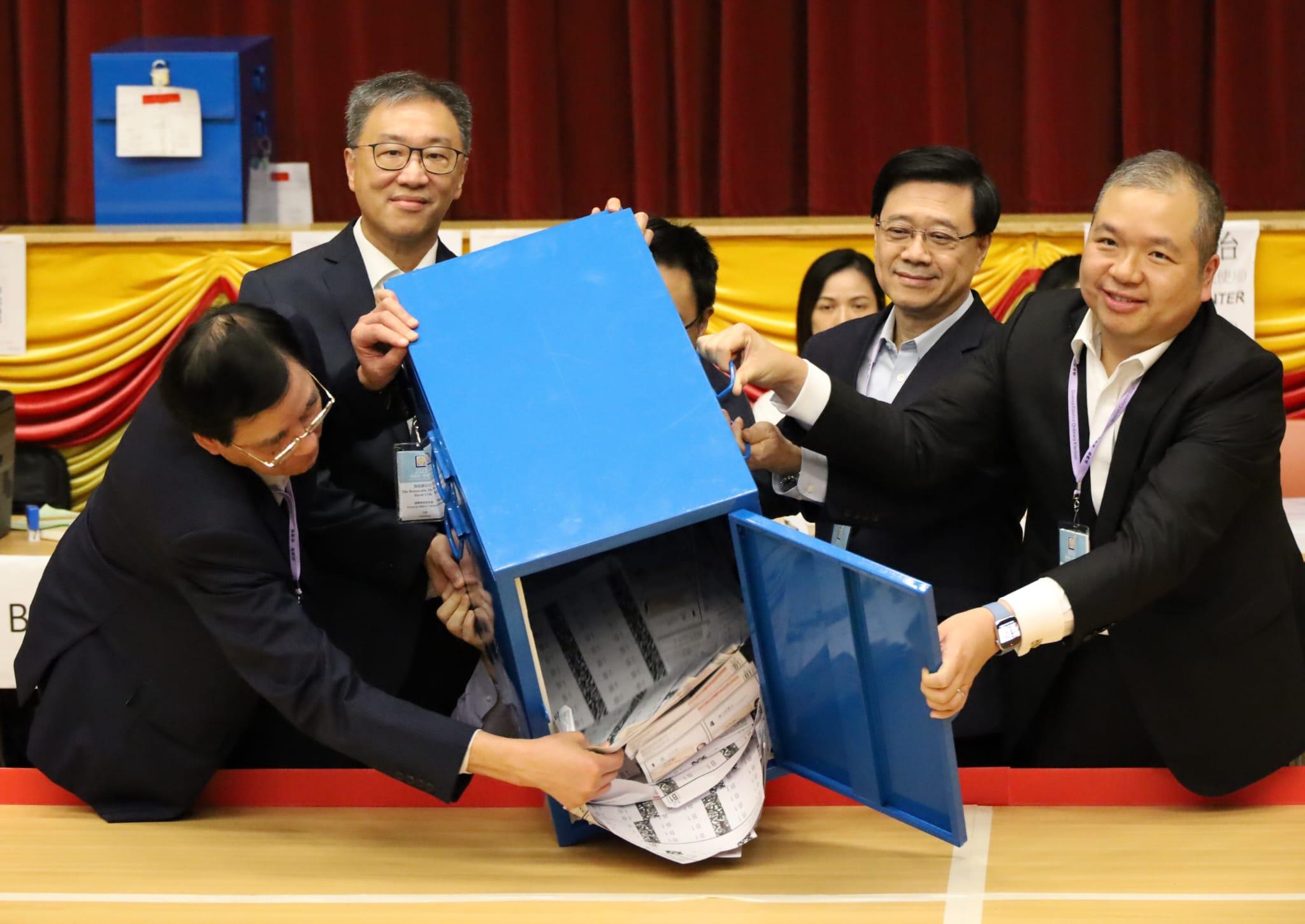 區議會選舉2023|昨晚多區票站電子系統出現故障,部分選民未能即時投票。(鍾式明攝)