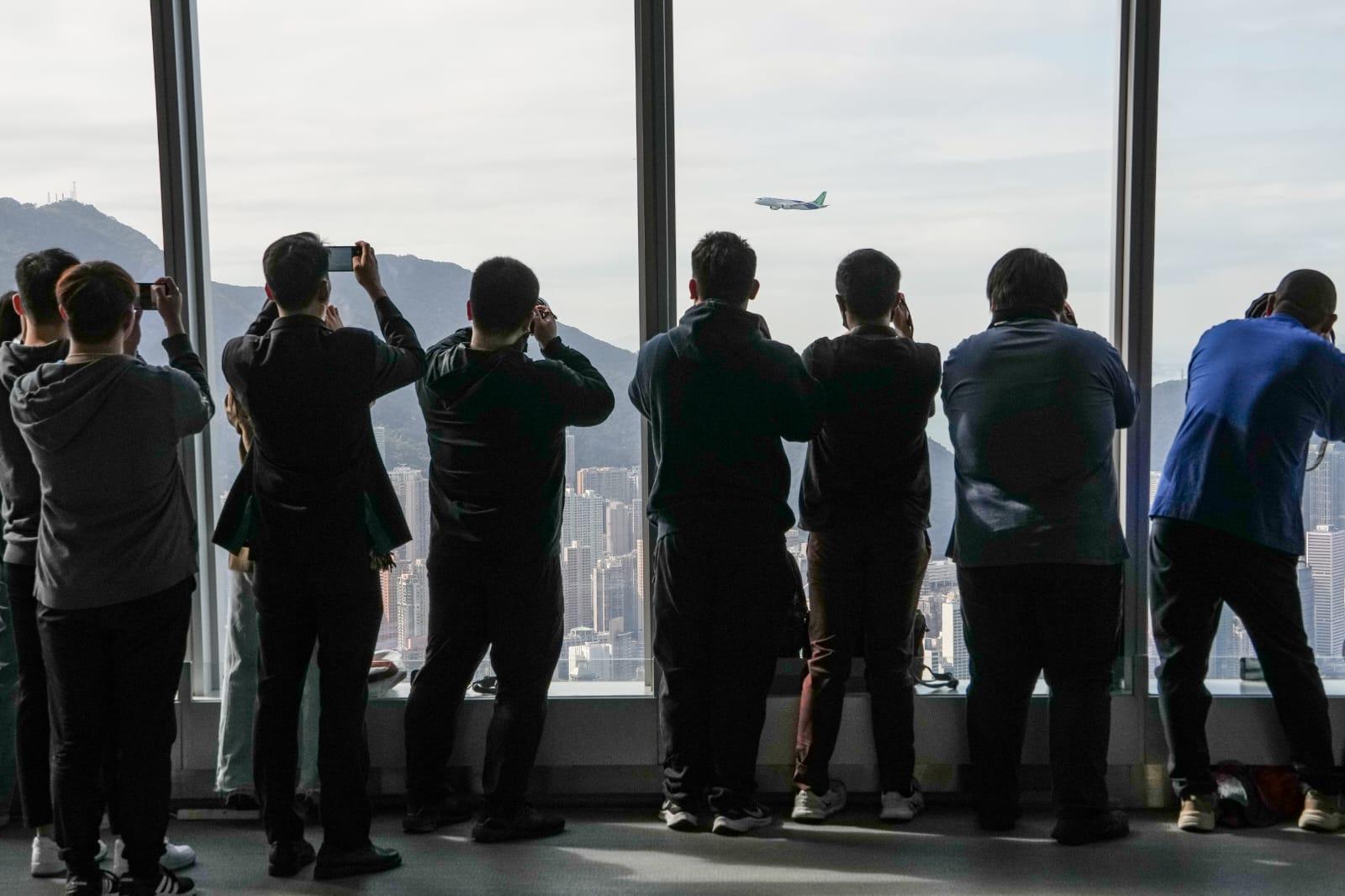 全港最高的天際100觀景台,不少攝影發燒友舉機拍攝C919的風采。(李睿哲攝)