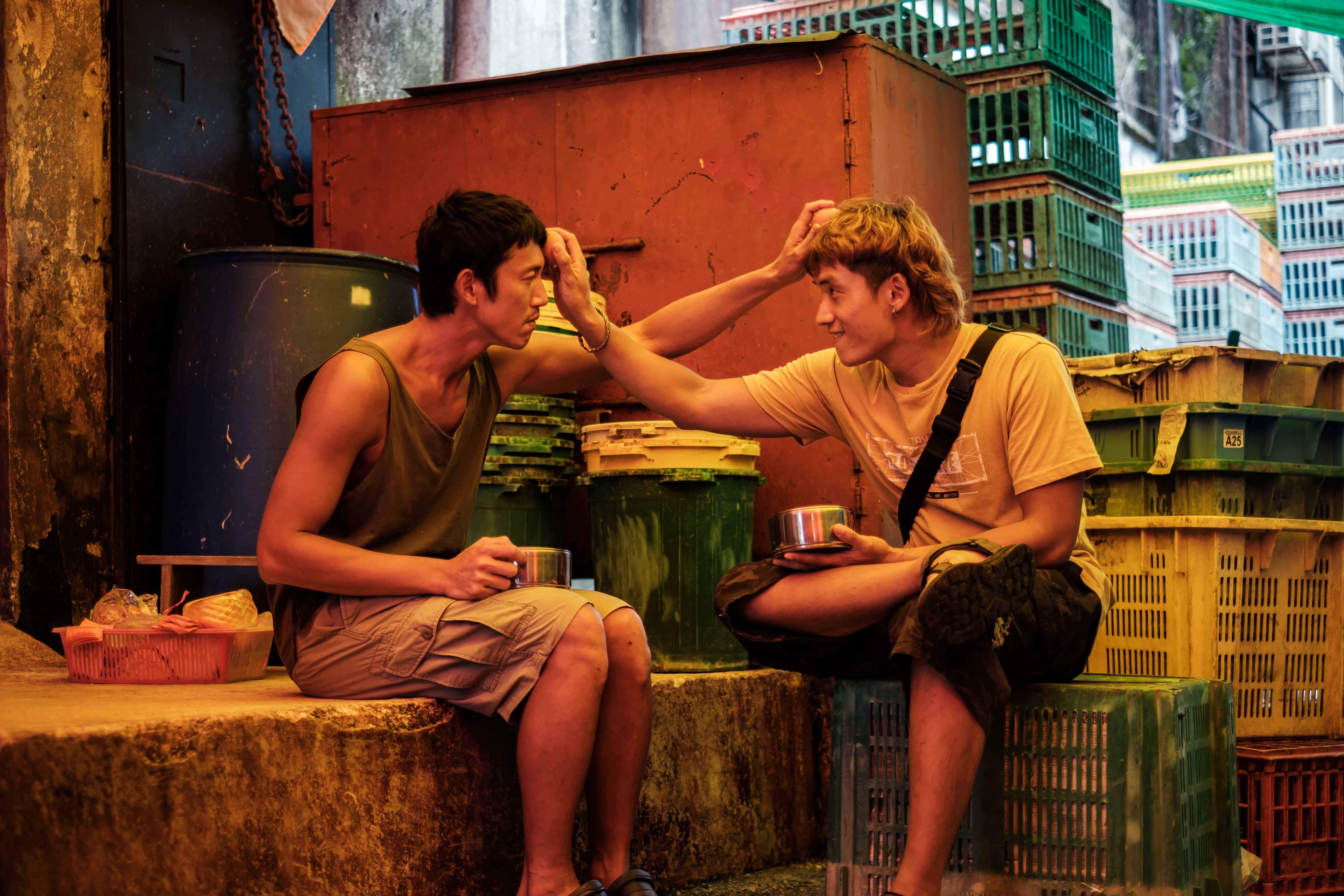 吳慷仁與陳澤耀在《富都青年》吃雞蛋的戲,令觀眾留下深刻印象。(劇照)