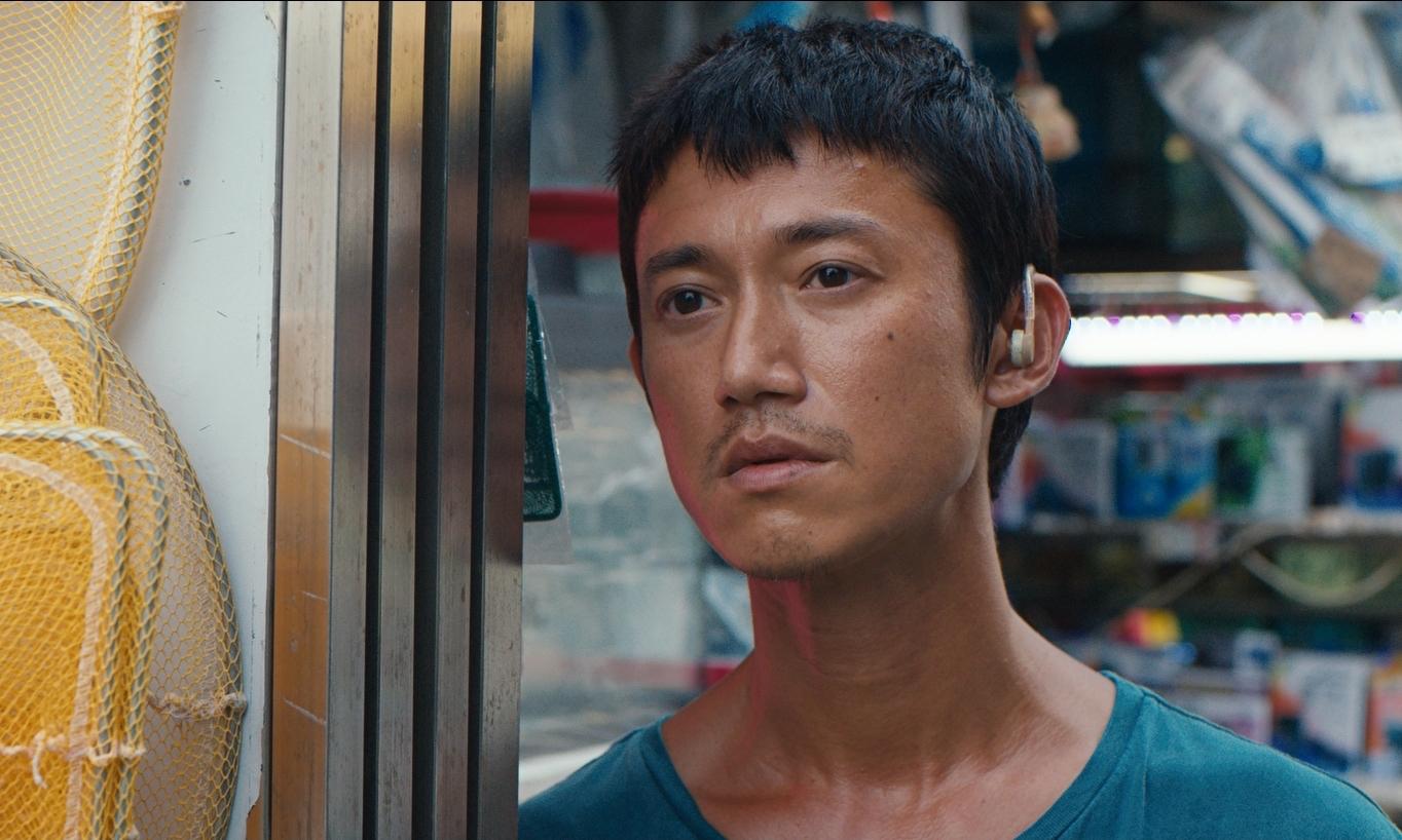 吳慷仁在《富都青年》演靠手語溝通的啞巴。(劇照)