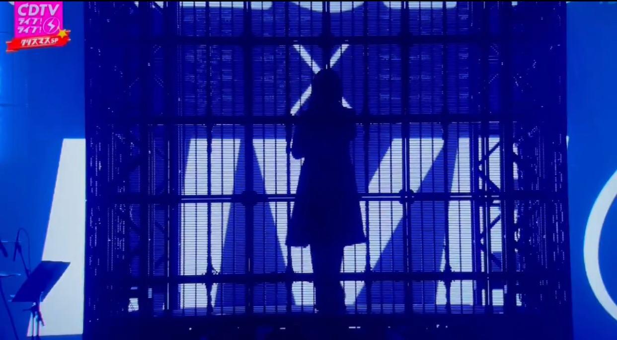 神秘歌姬Ado激罕現身螢光幕,日前以剪影為《CDTV》特備節目大展歌喉。