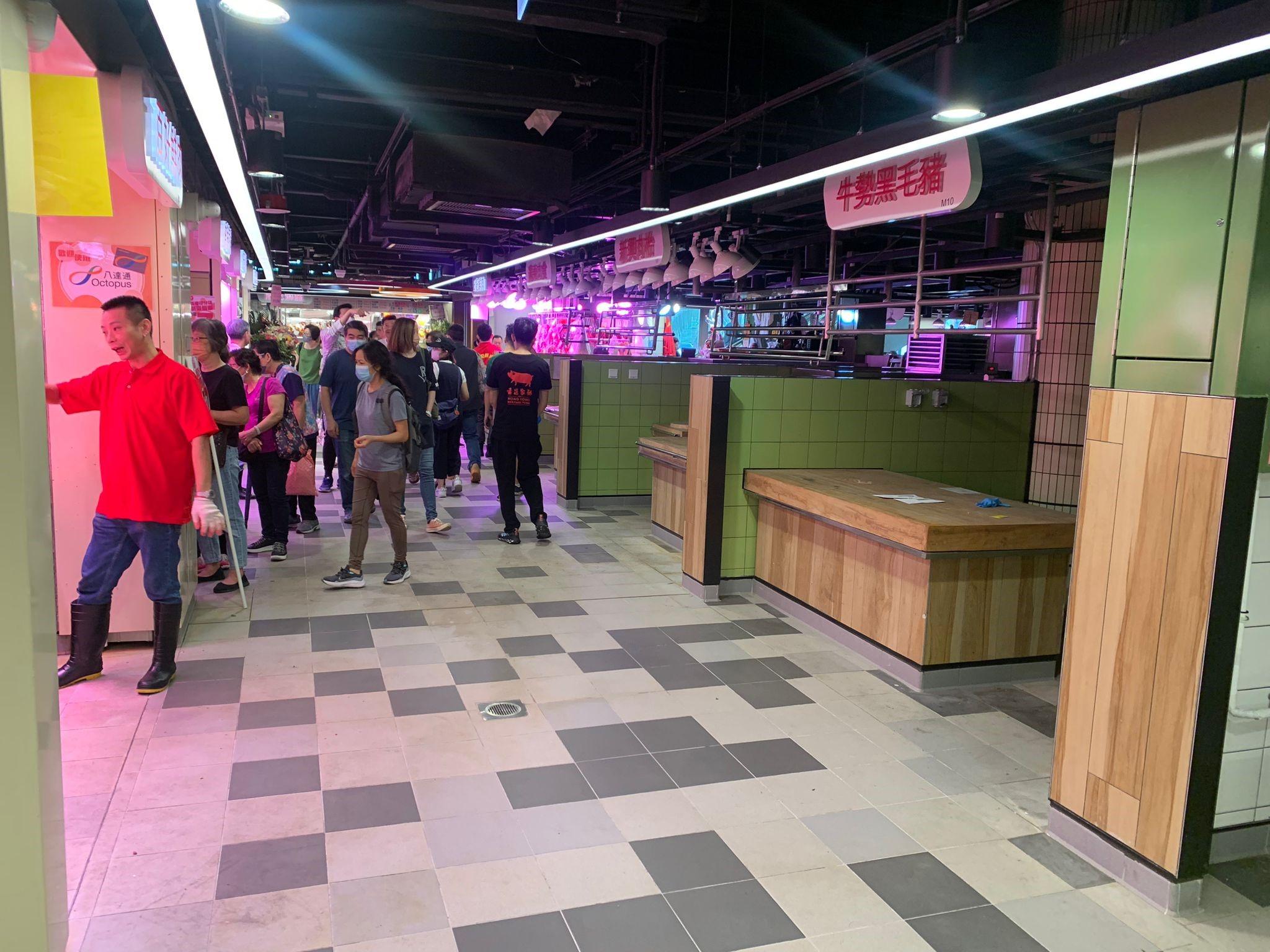 香港仔街市重新開業至今人流遠遜如期,不少商舖早前已結業離場。(吳浩南攝)