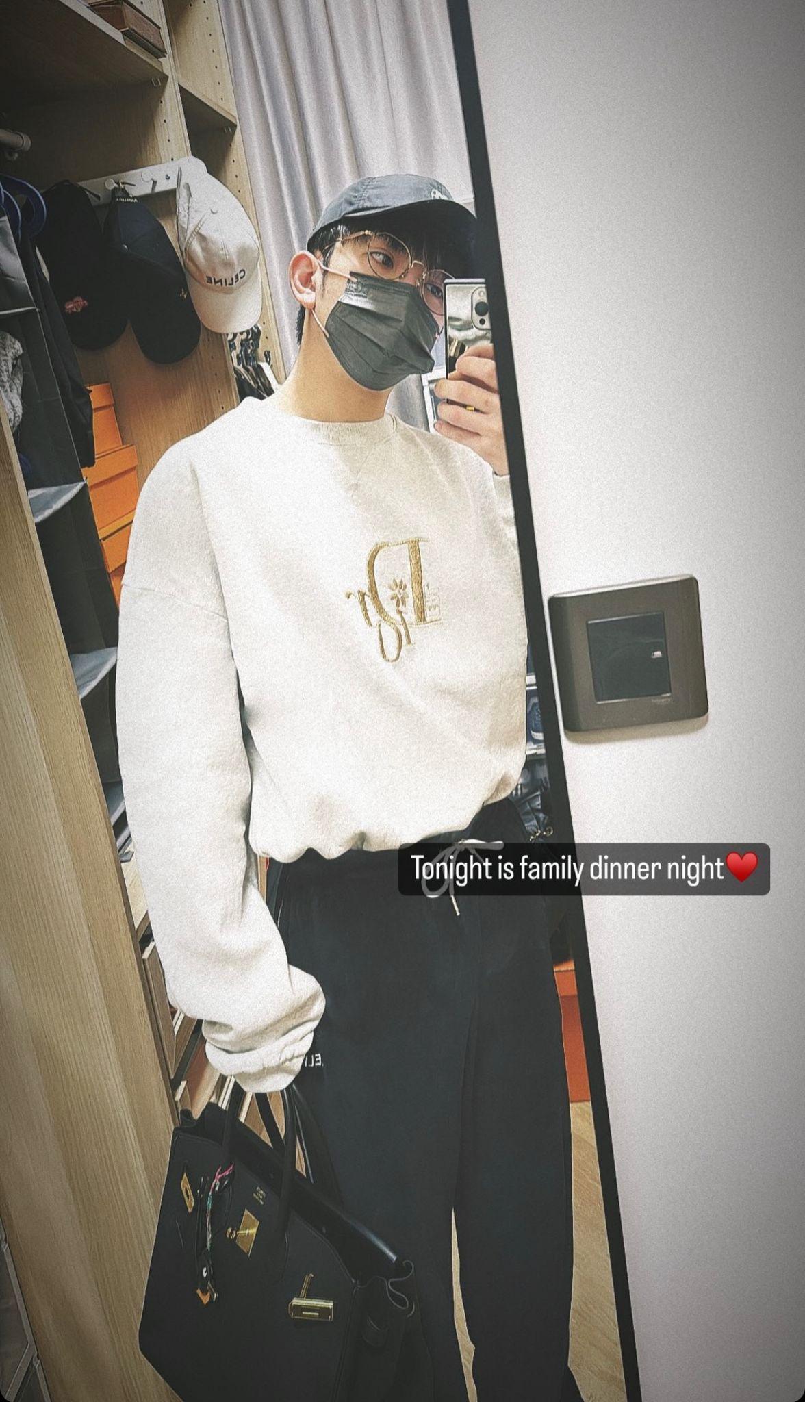 Anson Lo出發食飯前亦不忘自拍。