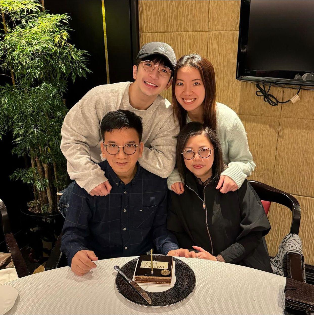 Anson Lo貼合照賀教父生日。