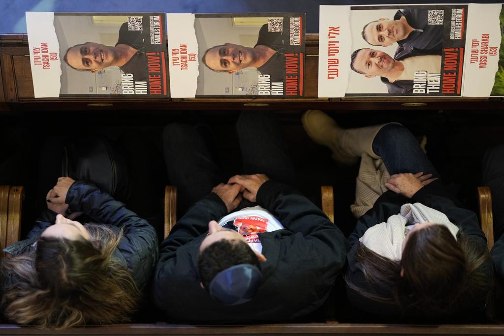 葡萄牙里斯本有民眾集會要求哈馬斯釋放人質並為他們祈禱。(美聯社)