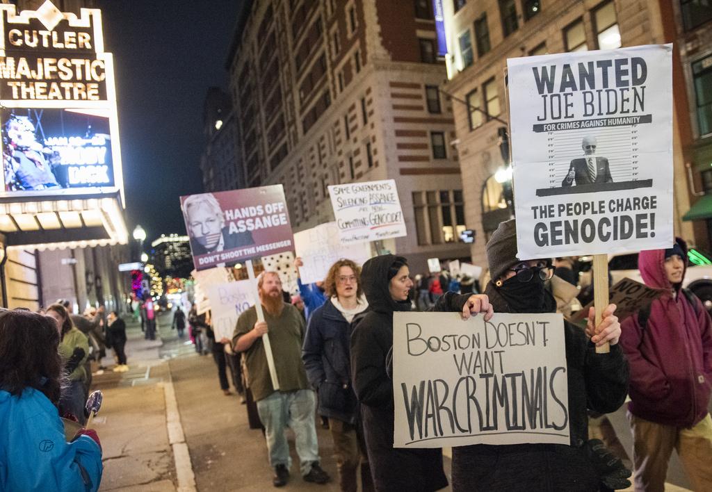 拜登在波士頓出席籌款活動的場所外有民眾遊行示威,不滿拜登支持以色列。(美聯社)