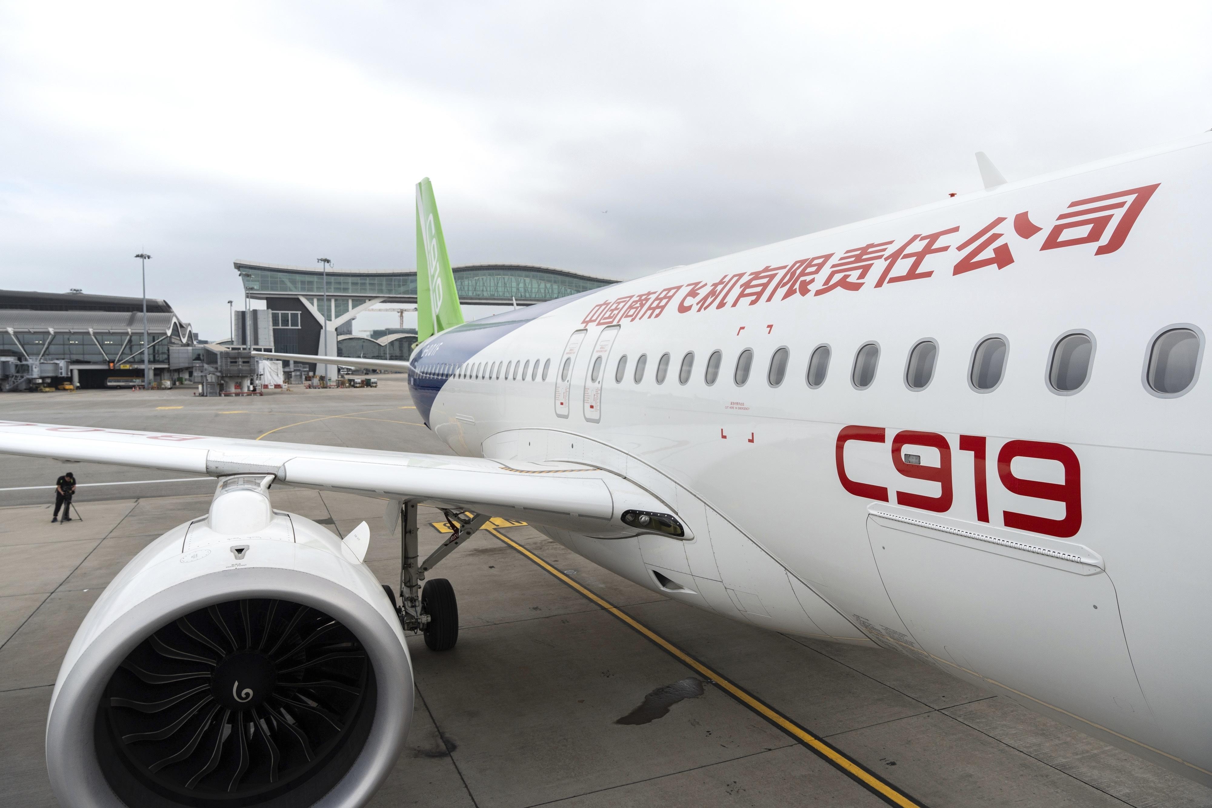 國家自主研製的民航客機C919,周六上午飛越維多利亞港上空作飛行演示。(美聯社)