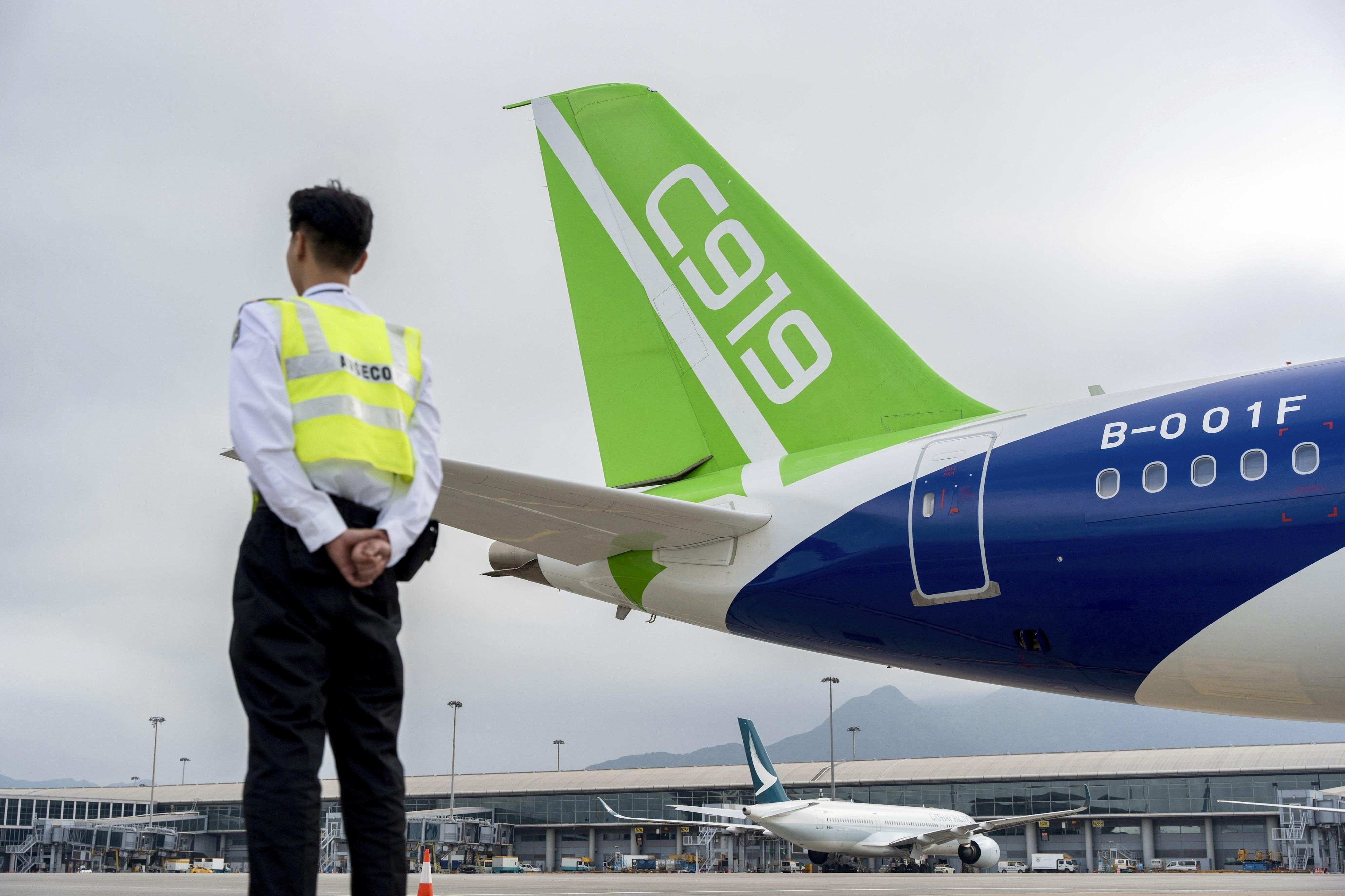 國家自主研製的民航客機C919,周六上午飛越維多利亞港上空作飛行演示。(美聯社)