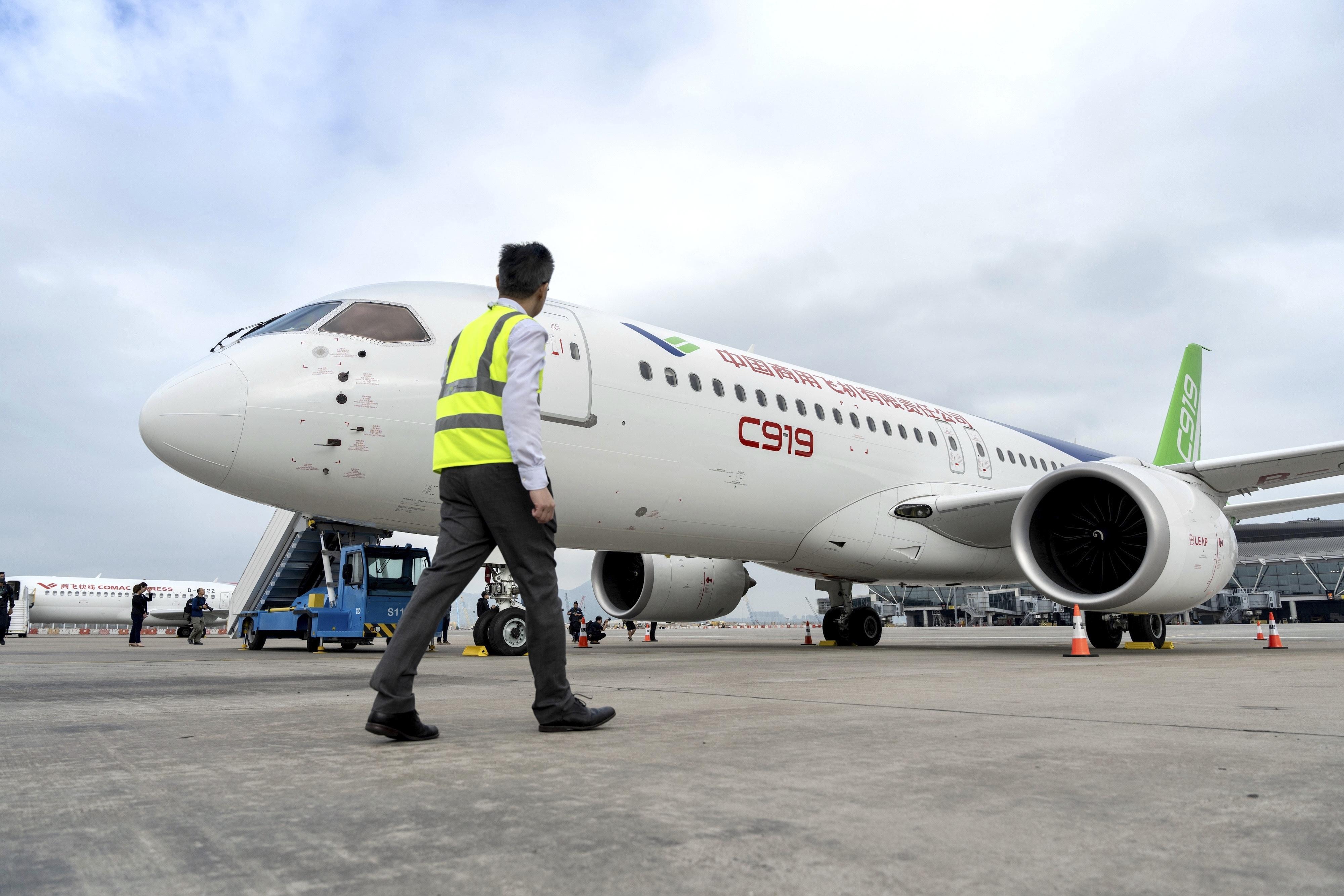 國家自主研製的民航客機C919,周六上午飛越維多利亞港上空作飛行演示。(美聯社)