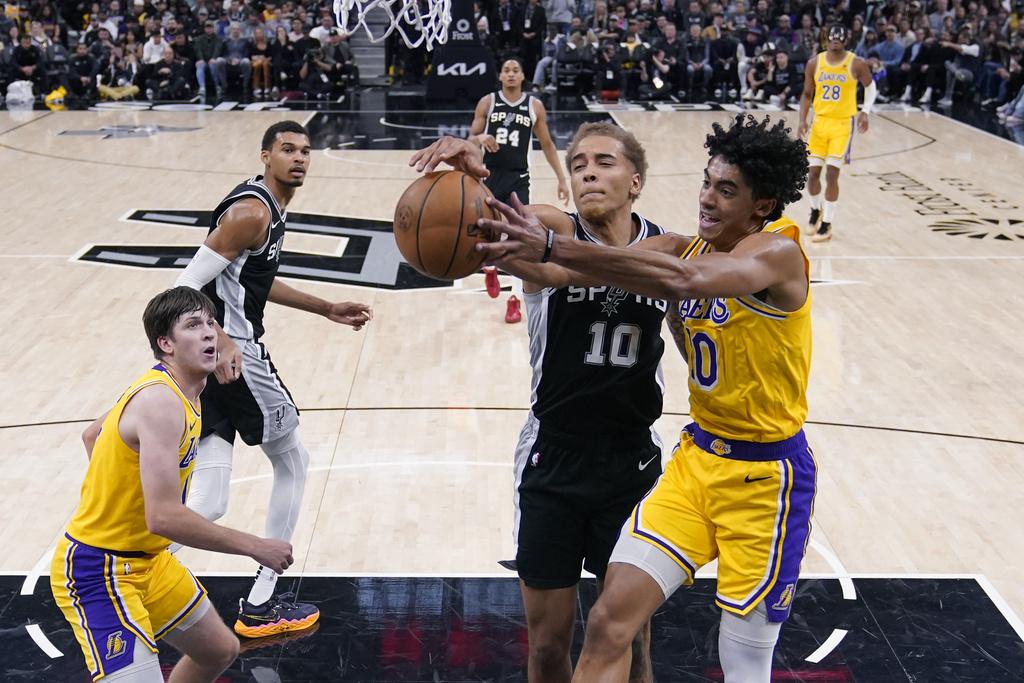 湖人122:119擊敗馬刺。(美聯社)