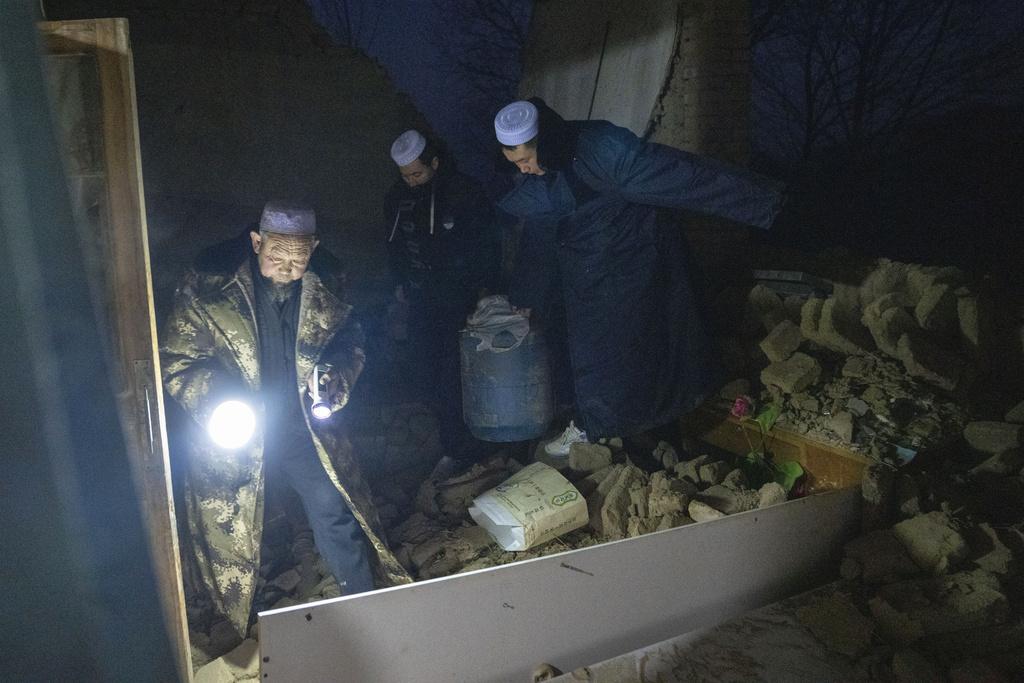 甘肅6.2級地震,災情加上嚴寒天氣(美聯社)